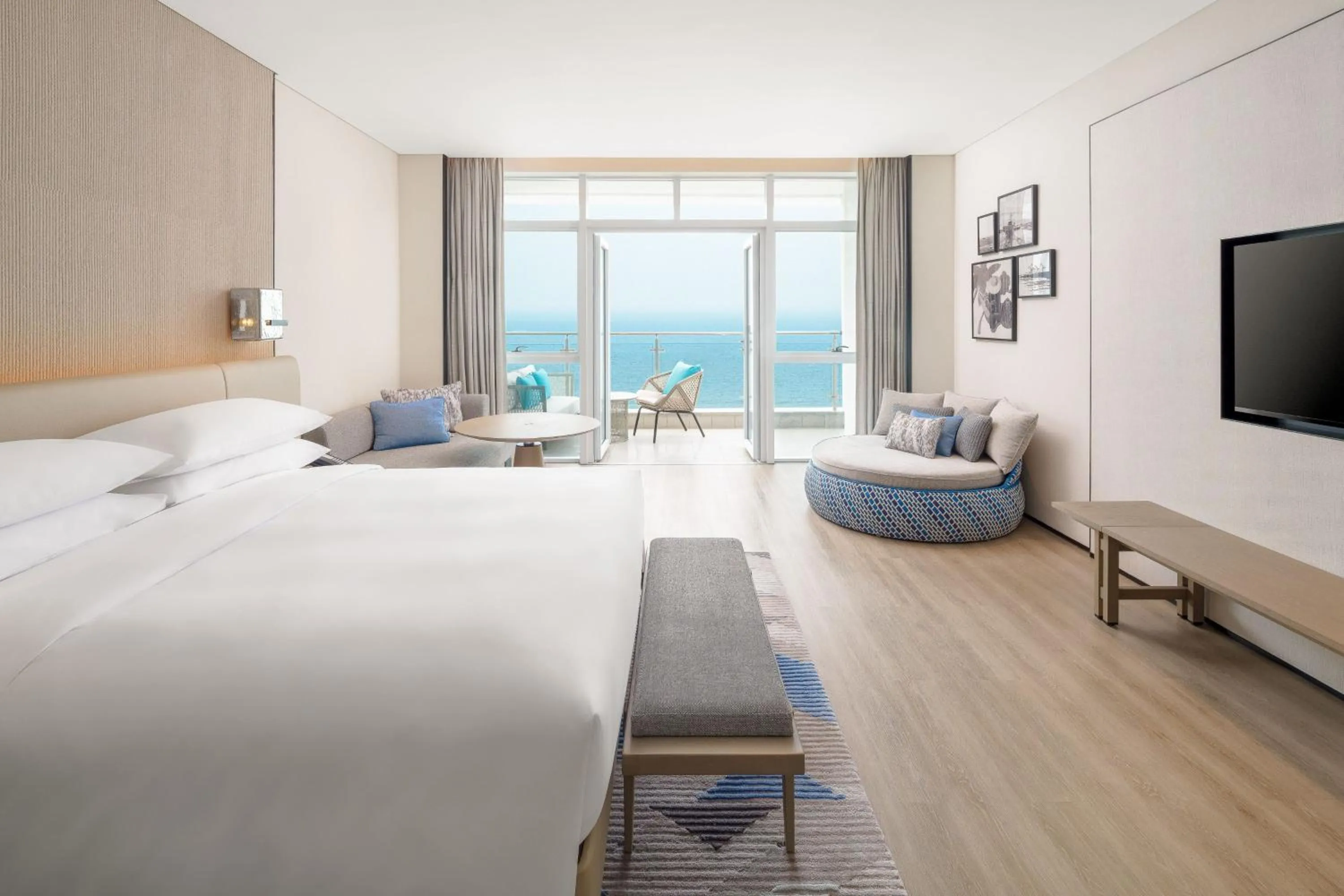 Photo of the whole room, Bed in Sheraton Beihai Resort