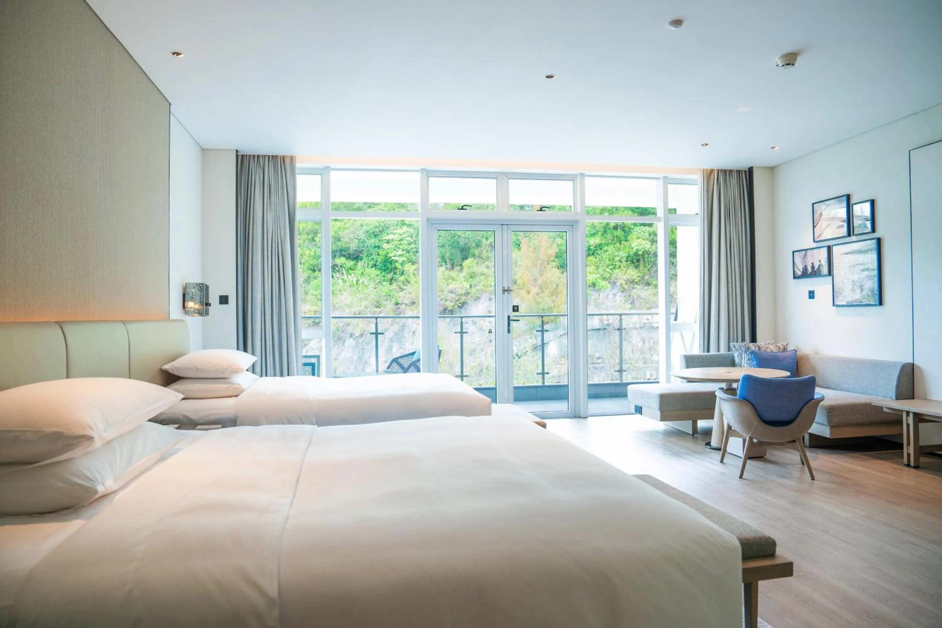 Photo of the whole room, Bed in Sheraton Beihai Resort