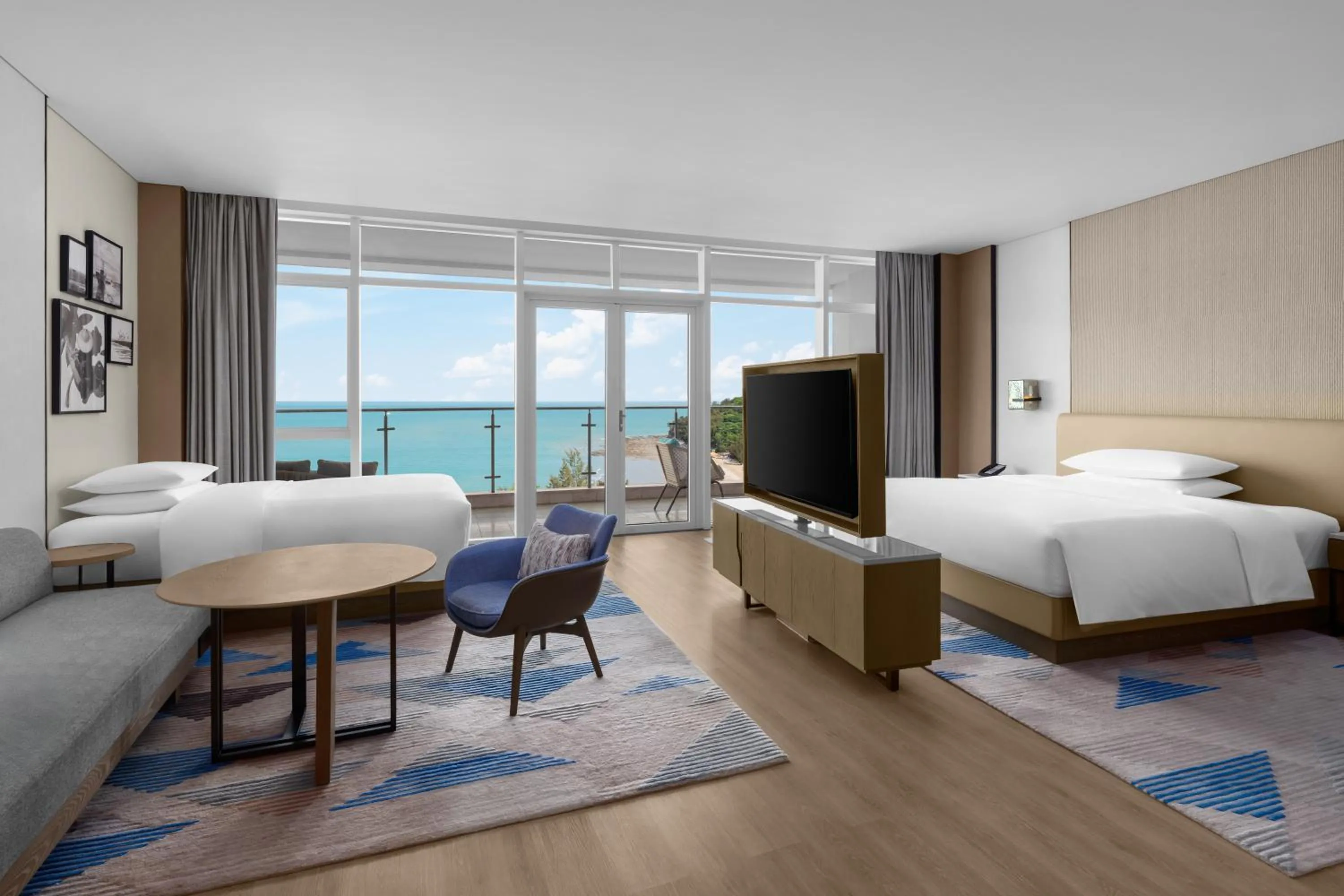 Photo of the whole room, Bed in Sheraton Beihai Resort