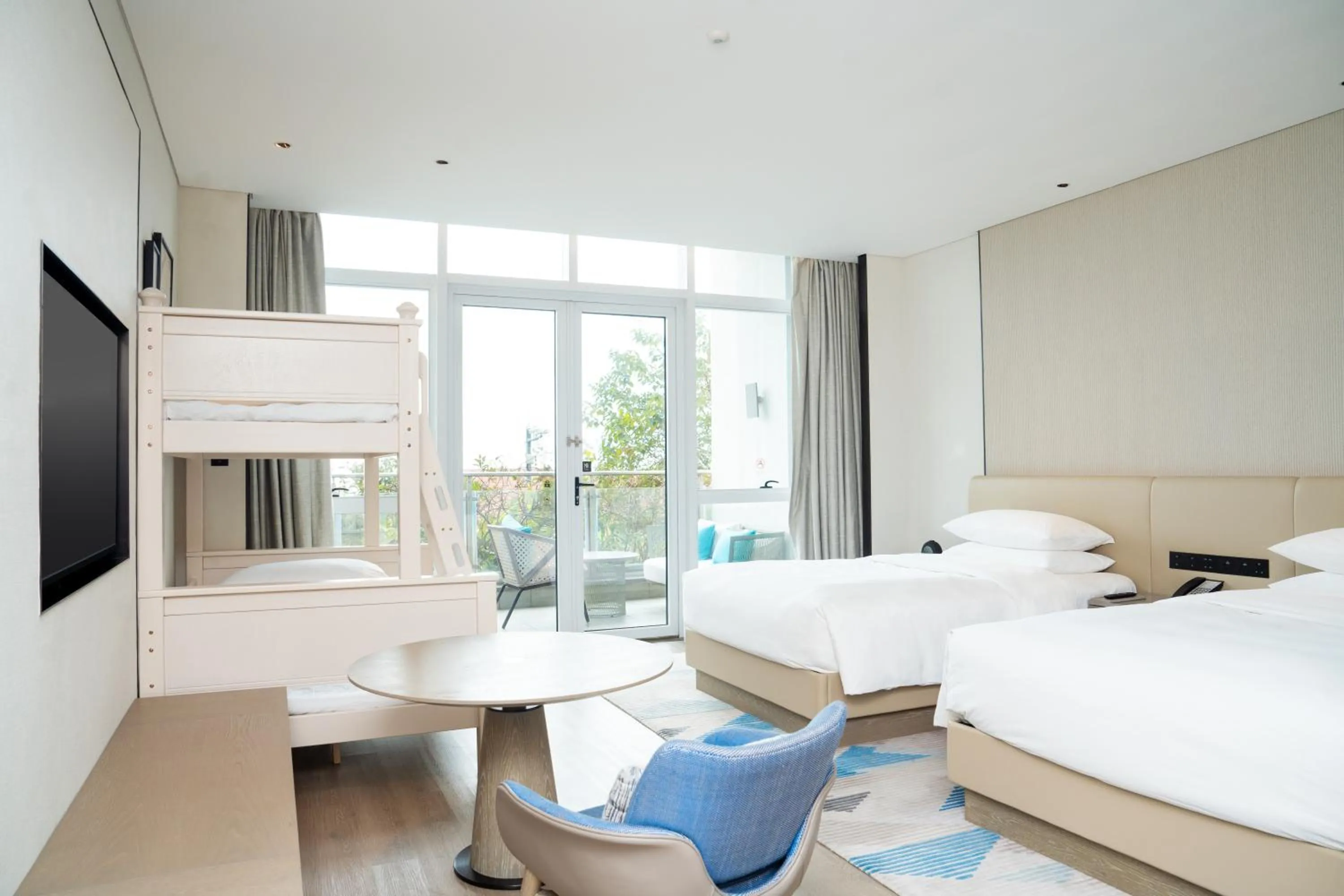 Photo of the whole room, Bed in Sheraton Beihai Resort