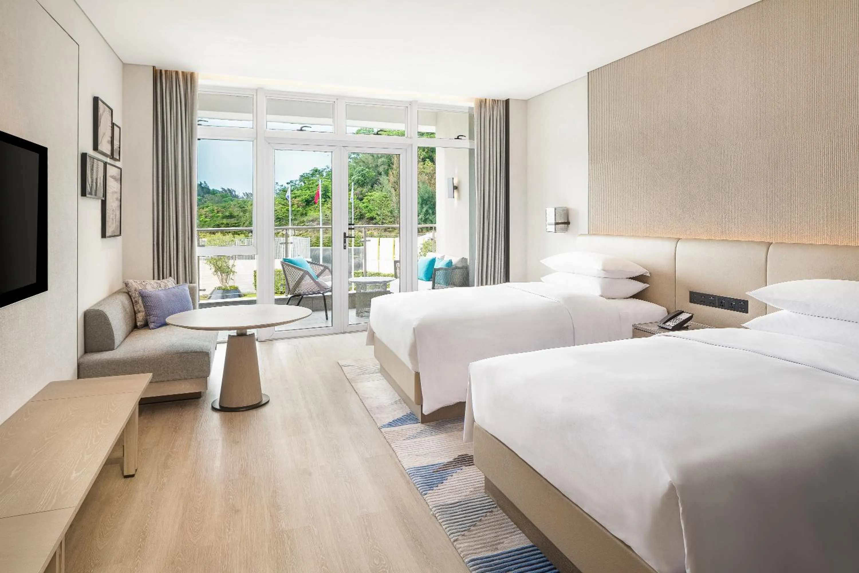 Photo of the whole room, Bed in Sheraton Beihai Resort