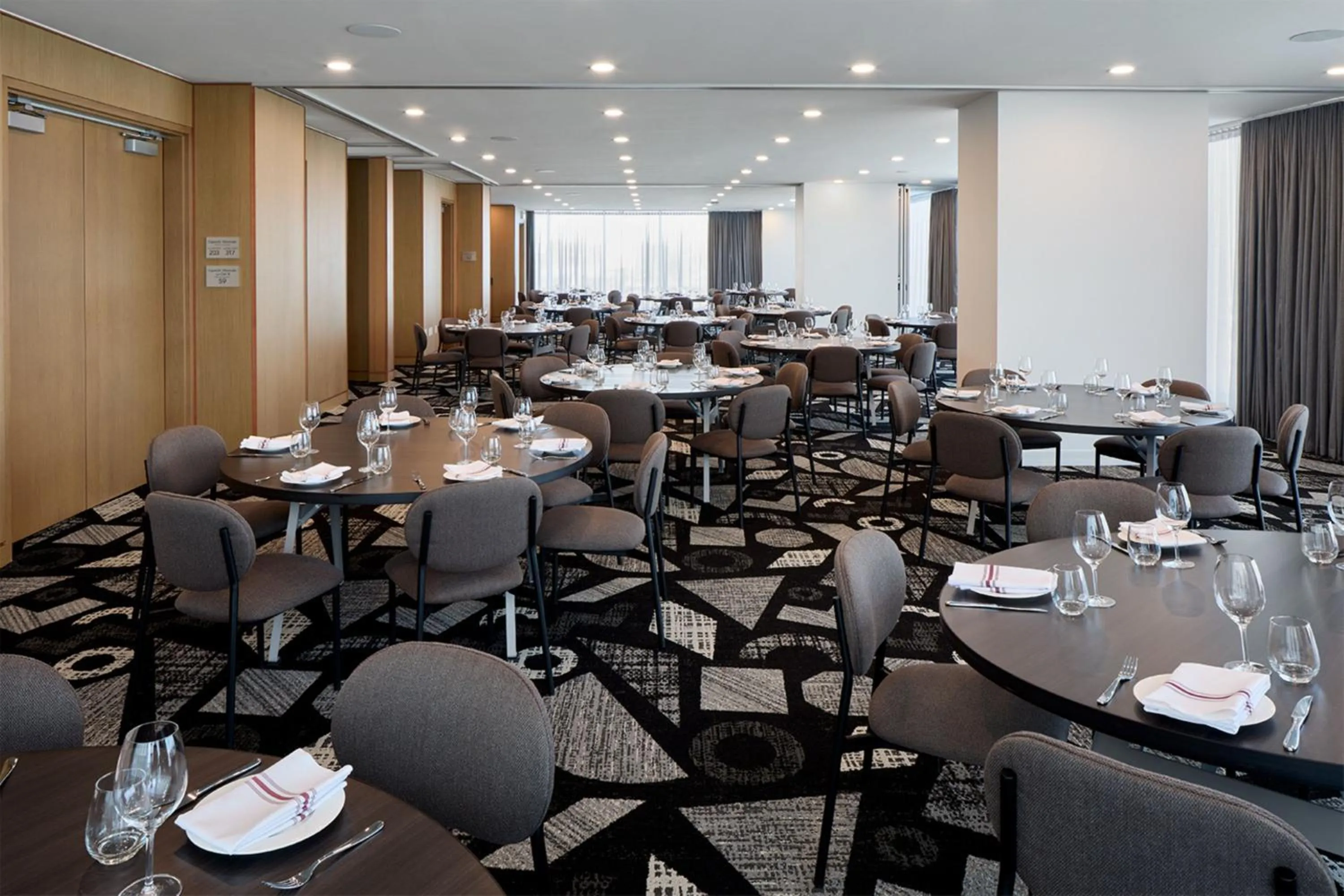 Meeting/conference room in Courtyard by Marriott Montreal Laval