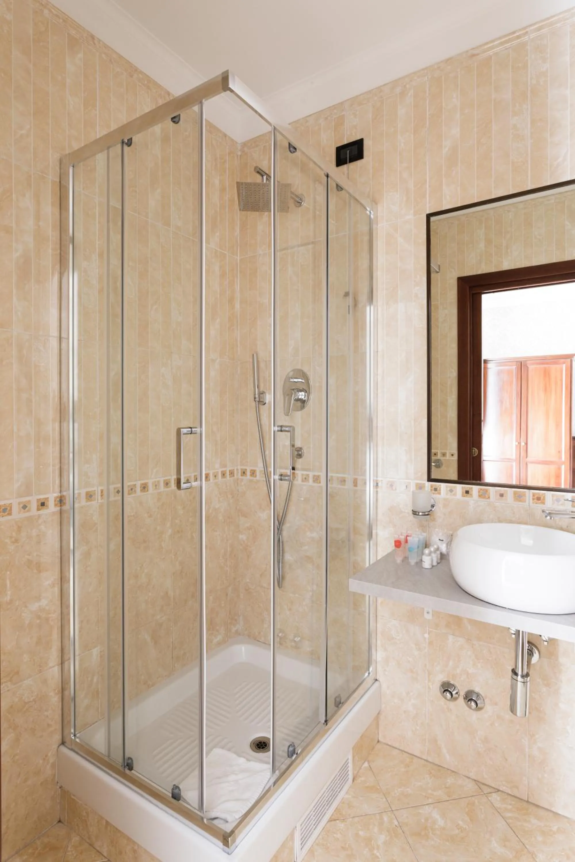 Shower in Glam Luxury Rome