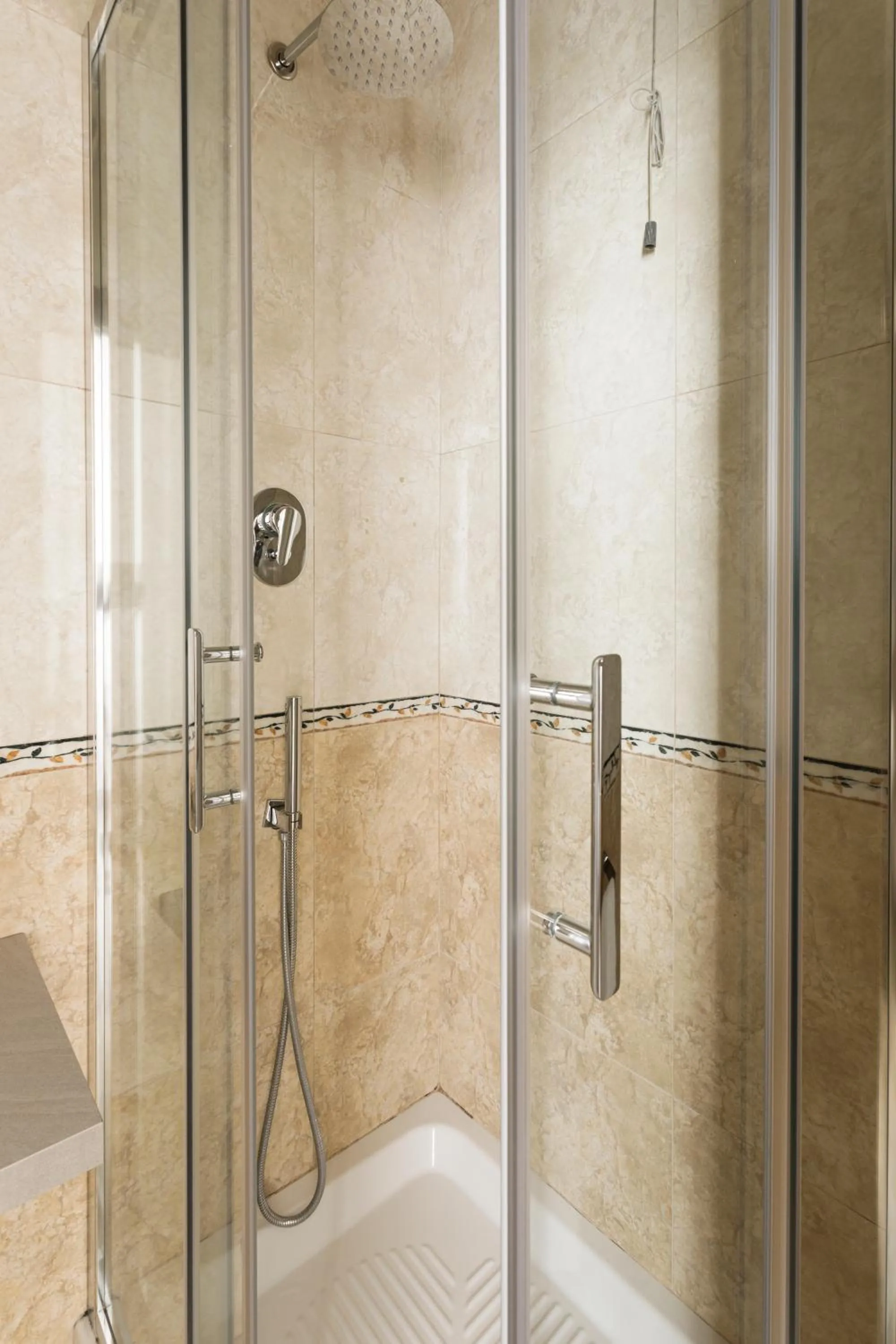 Shower in Glam Luxury Rome