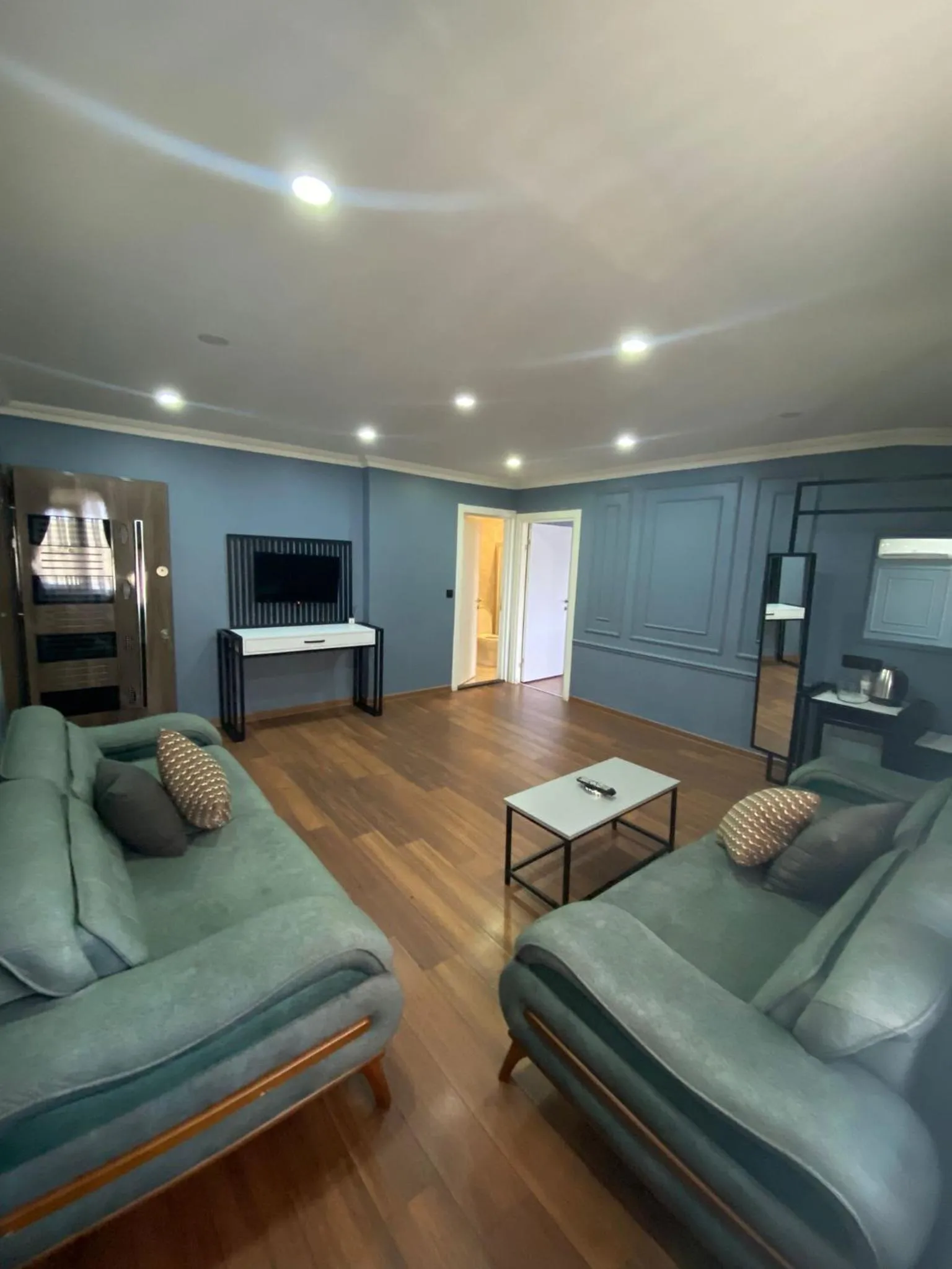 Communal lounge/ TV room in Luu Hotel