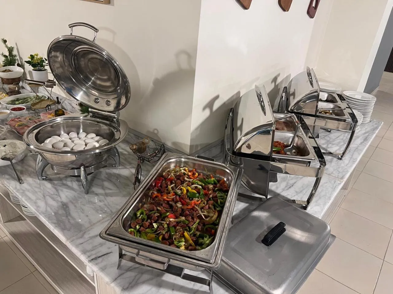 Restaurant/places to eat in Sky Hotel