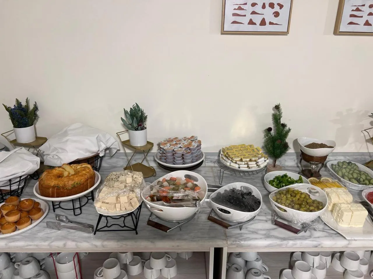 Restaurant/places to eat in Sky Hotel