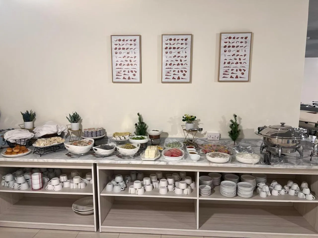 Restaurant/places to eat in Sky Hotel