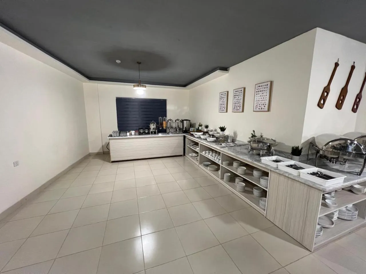 Restaurant/places to eat in Sky Hotel