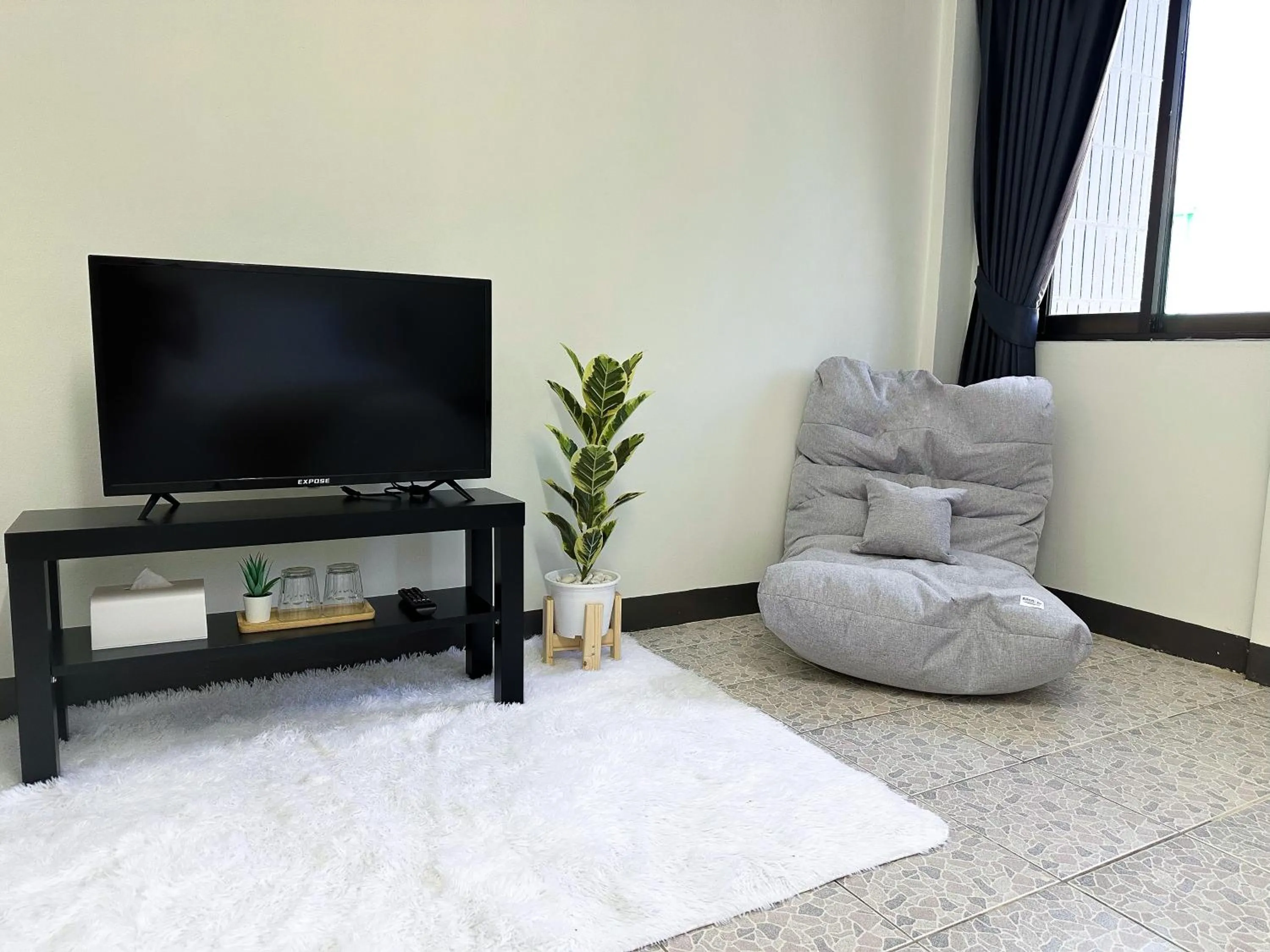 Communal lounge/ TV room in MONTANA Hotel & Hostel Phuket