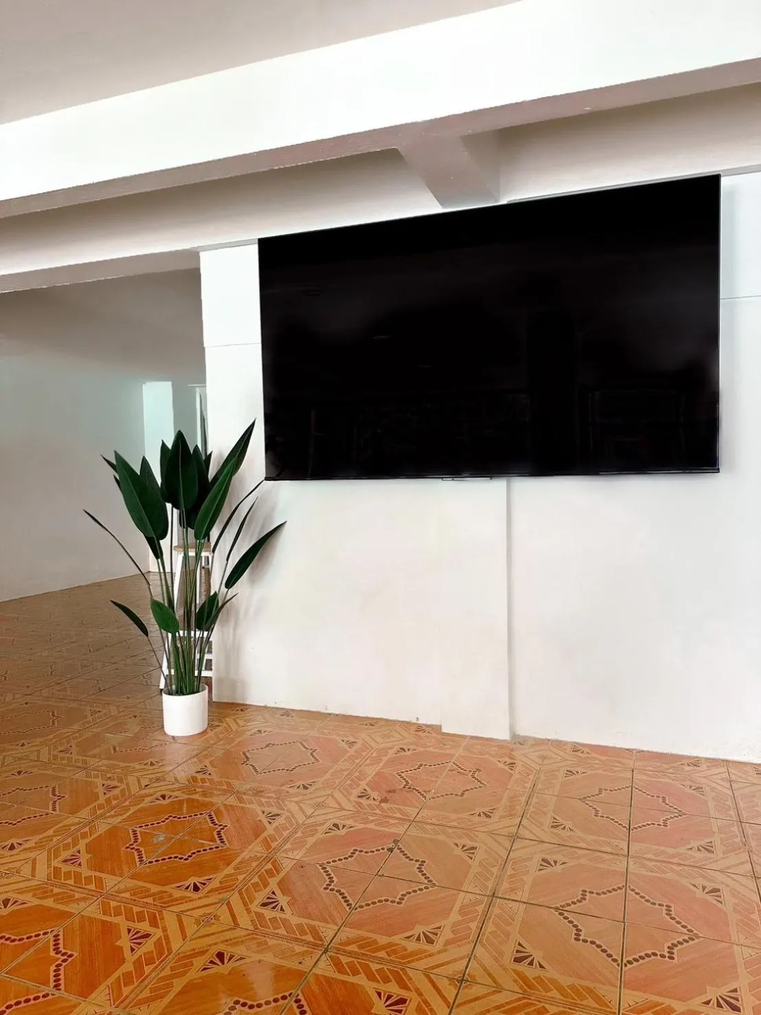 Communal lounge/ TV room in MONTANA Hotel & Hostel Phuket