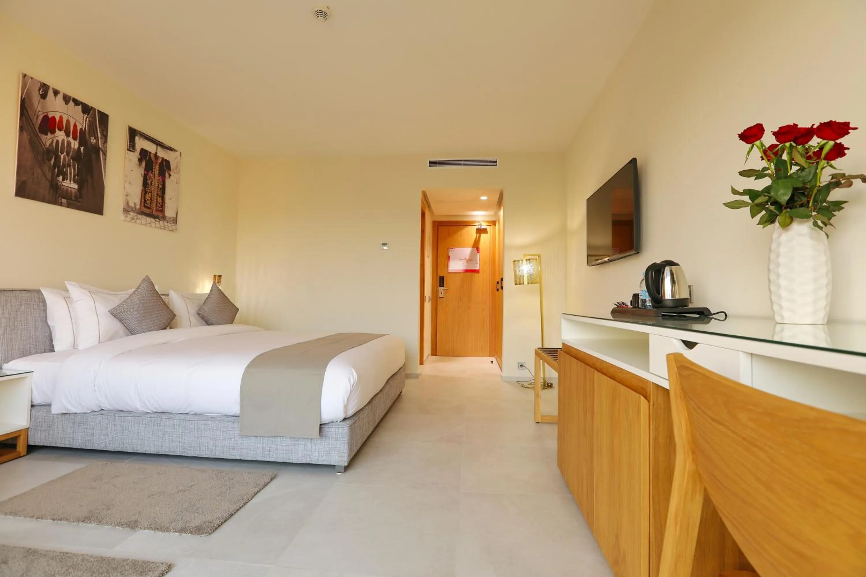 Photo of the whole room, Bed in Ari Boutique Hôtel - Adult Only