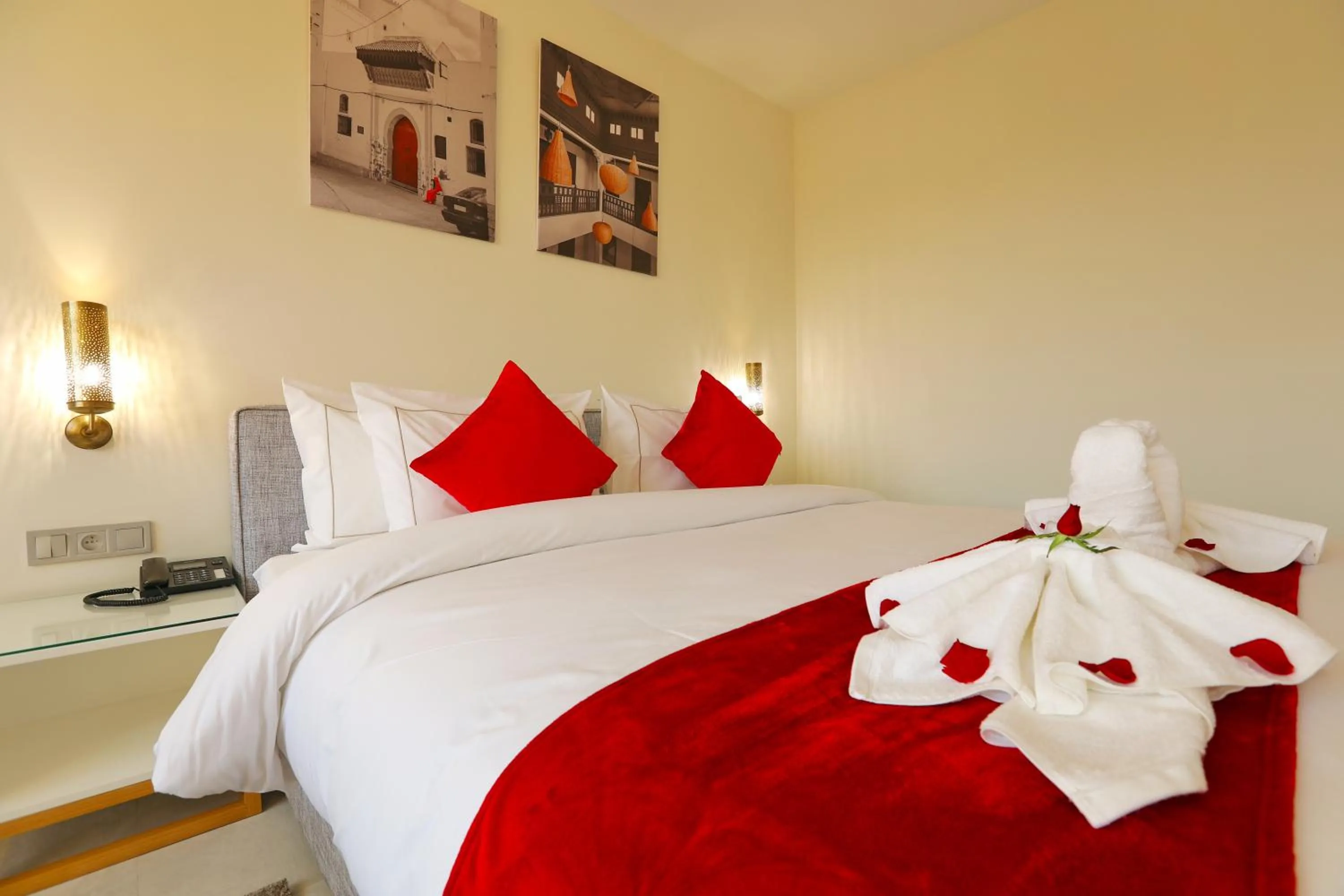 Photo of the whole room, Bed in Ari Boutique Hôtel - Adult Only