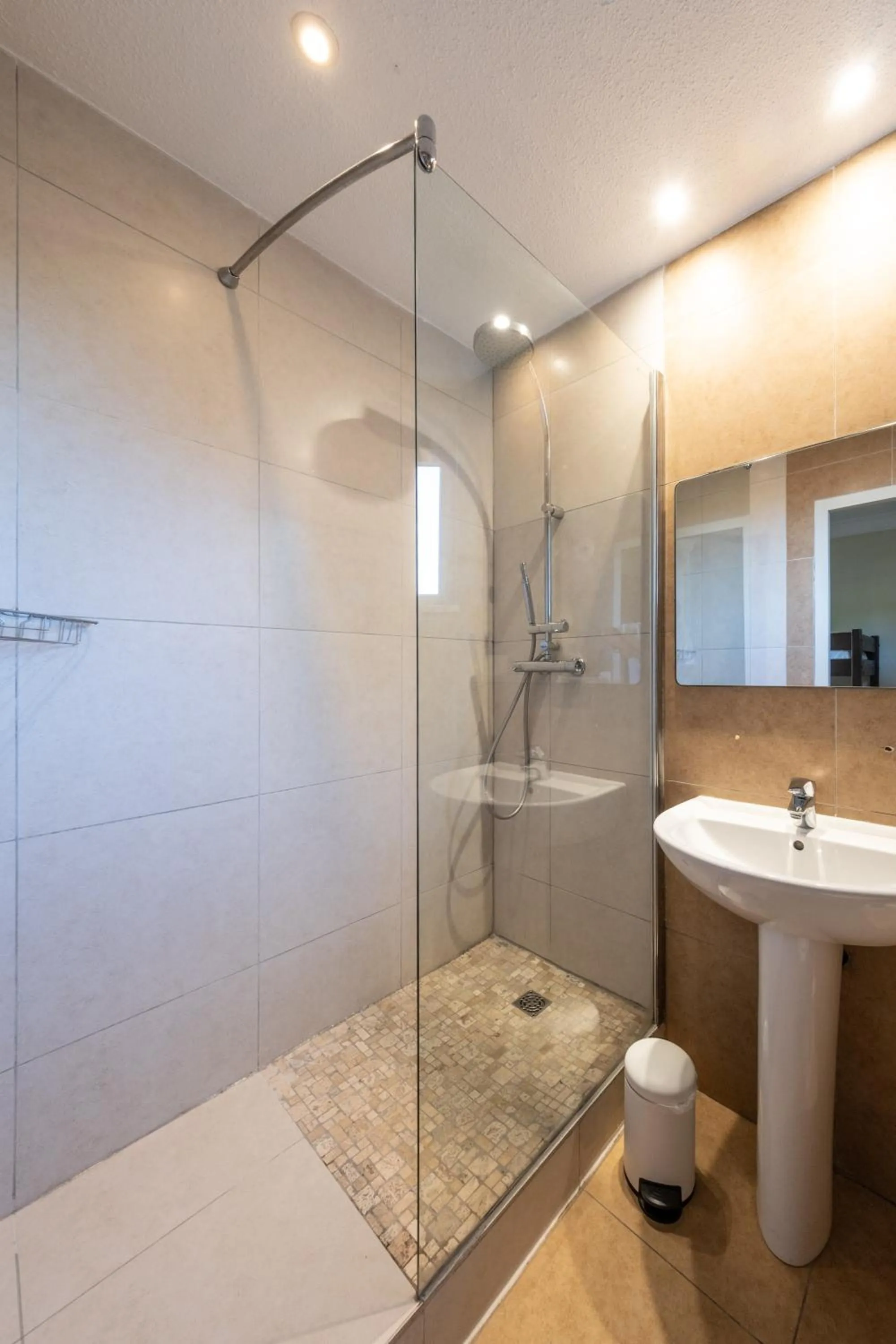 Shower in Résidence Château d'Acotz - Appartements avec piscine à 300m des Plages & Océan