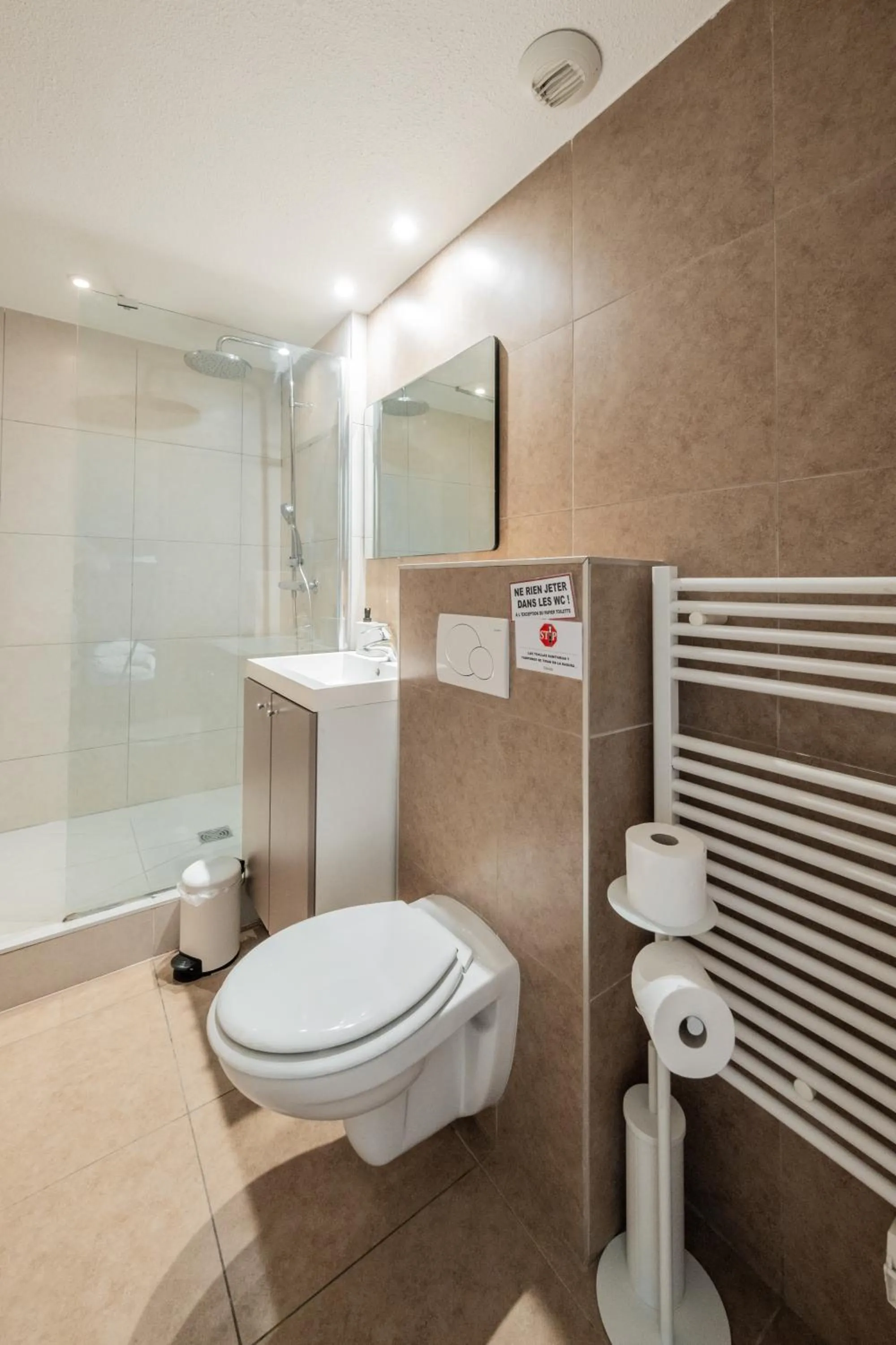 Bathroom in Résidence Château d'Acotz - Appartements avec piscine à 300m des Plages & Océan