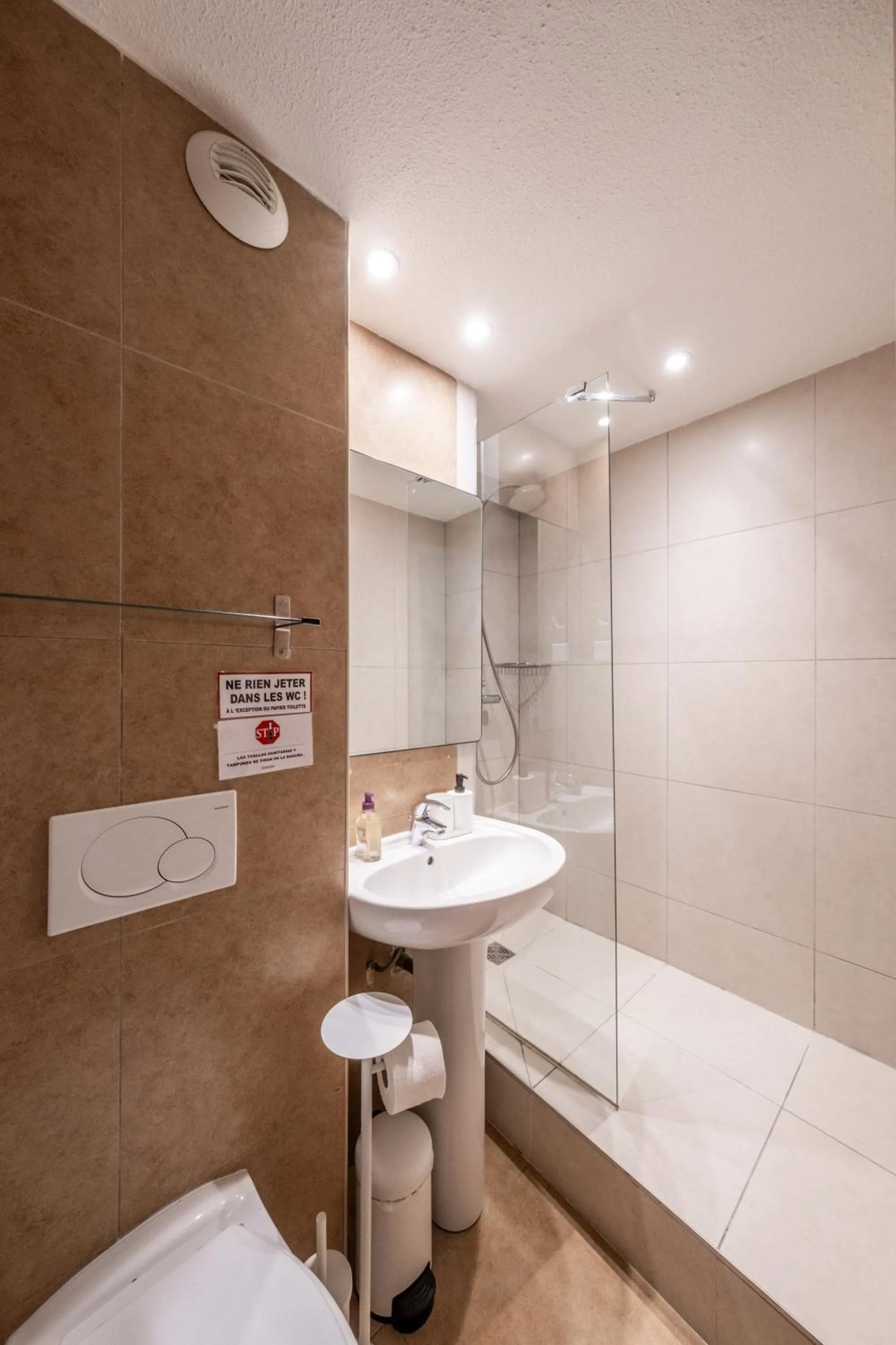 Shower in Résidence Château d'Acotz - Appartements avec piscine à 300m des Plages & Océan