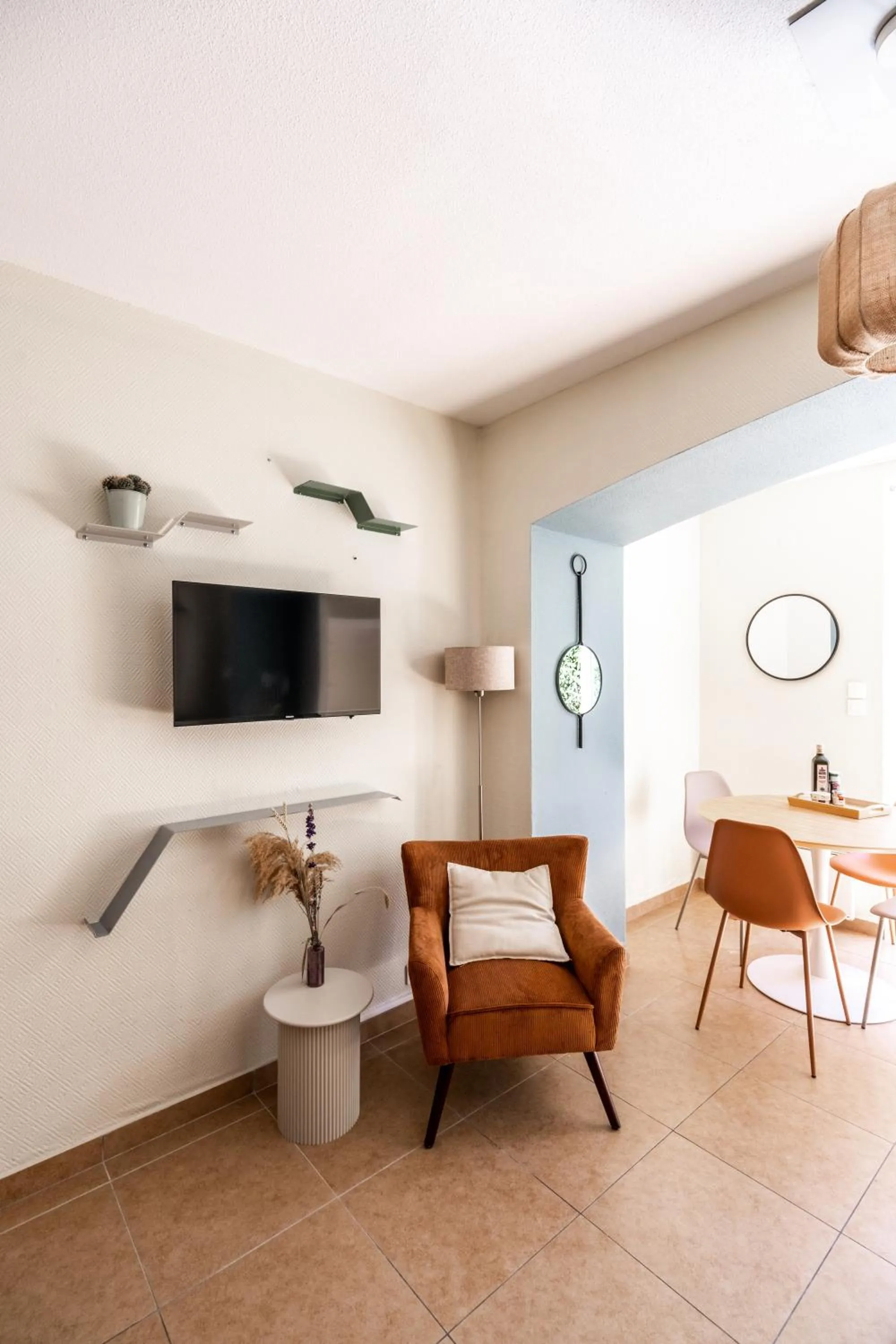 TV and multimedia in Résidence Château d'Acotz - Appartements avec piscine à 300m des Plages & Océan