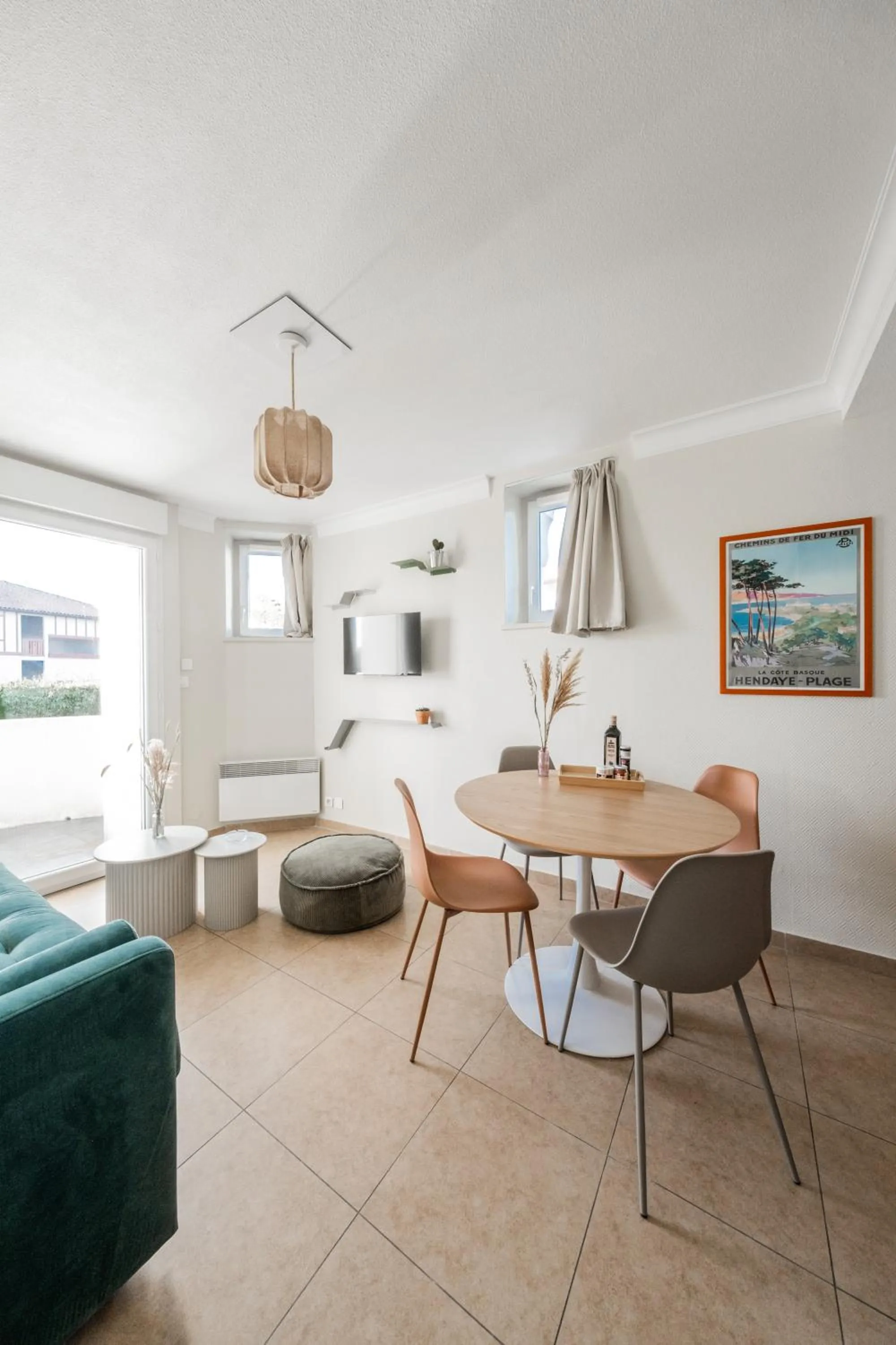 Seating area in Résidence Château d'Acotz - Appartements avec piscine à 300m des Plages & Océan