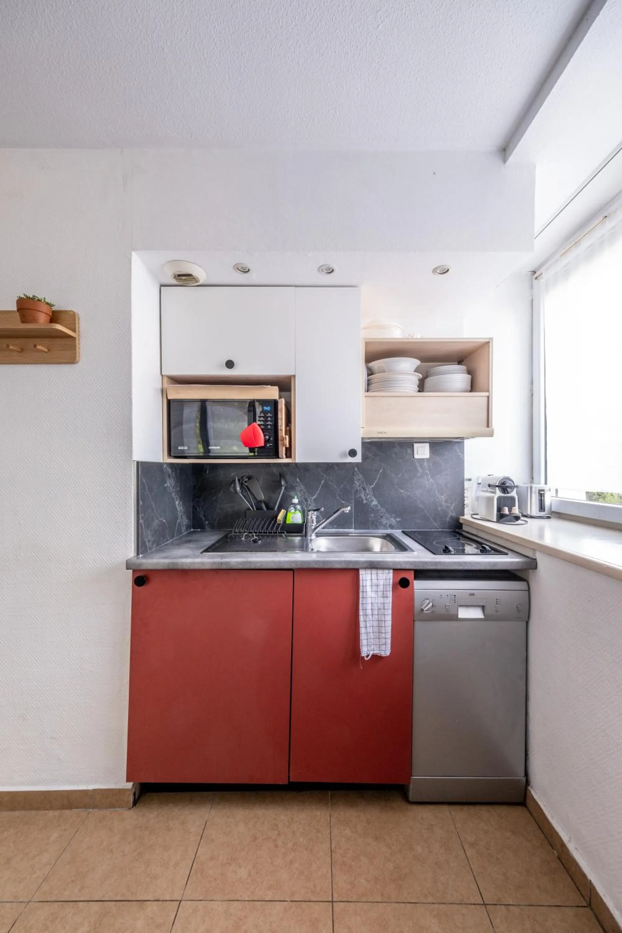 Kitchen or kitchenette in Résidence Château d'Acotz - Appartements avec piscine à 300m des Plages & Océan