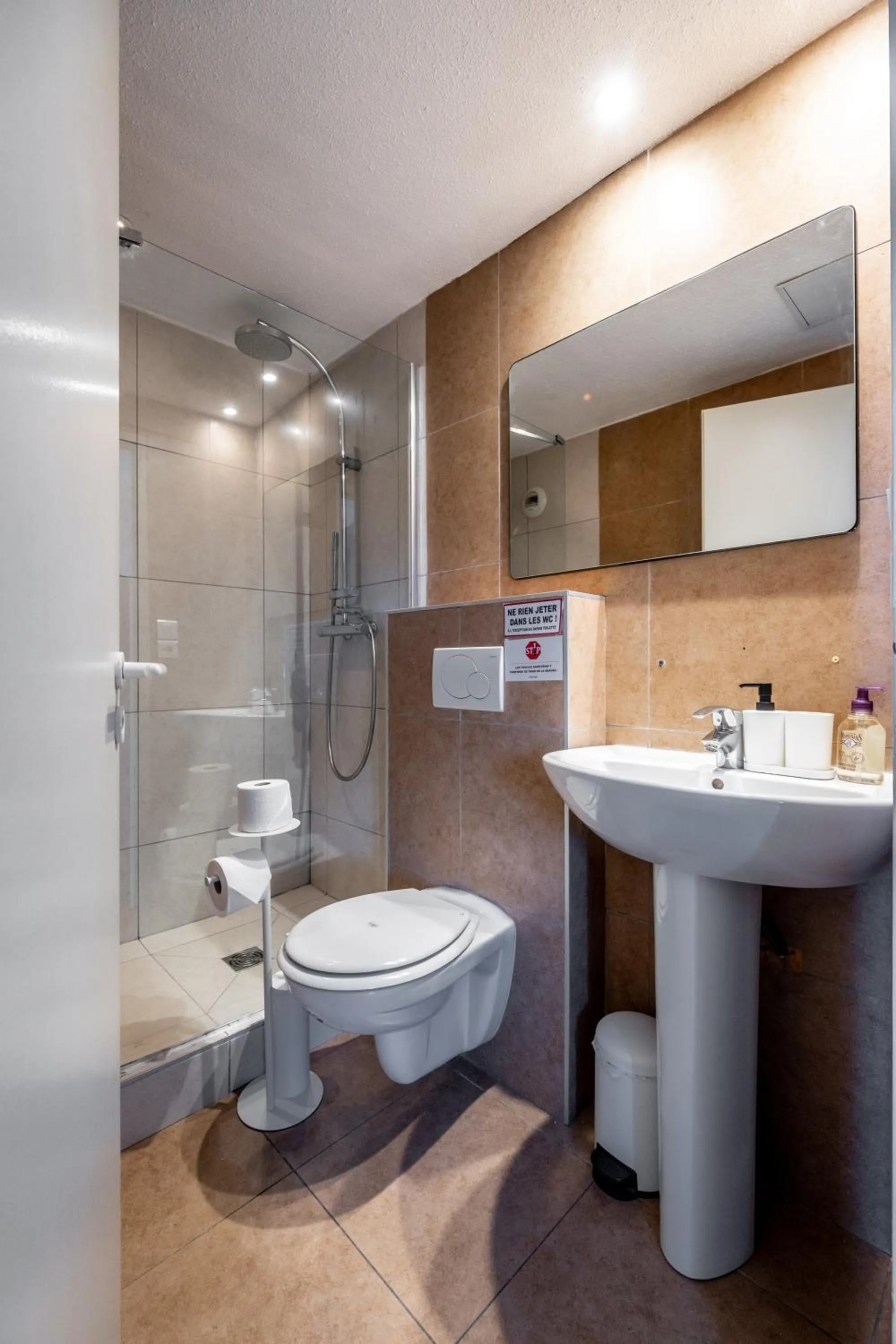 Toilet in Résidence Château d'Acotz - Appartements avec piscine à 300m des Plages & Océan