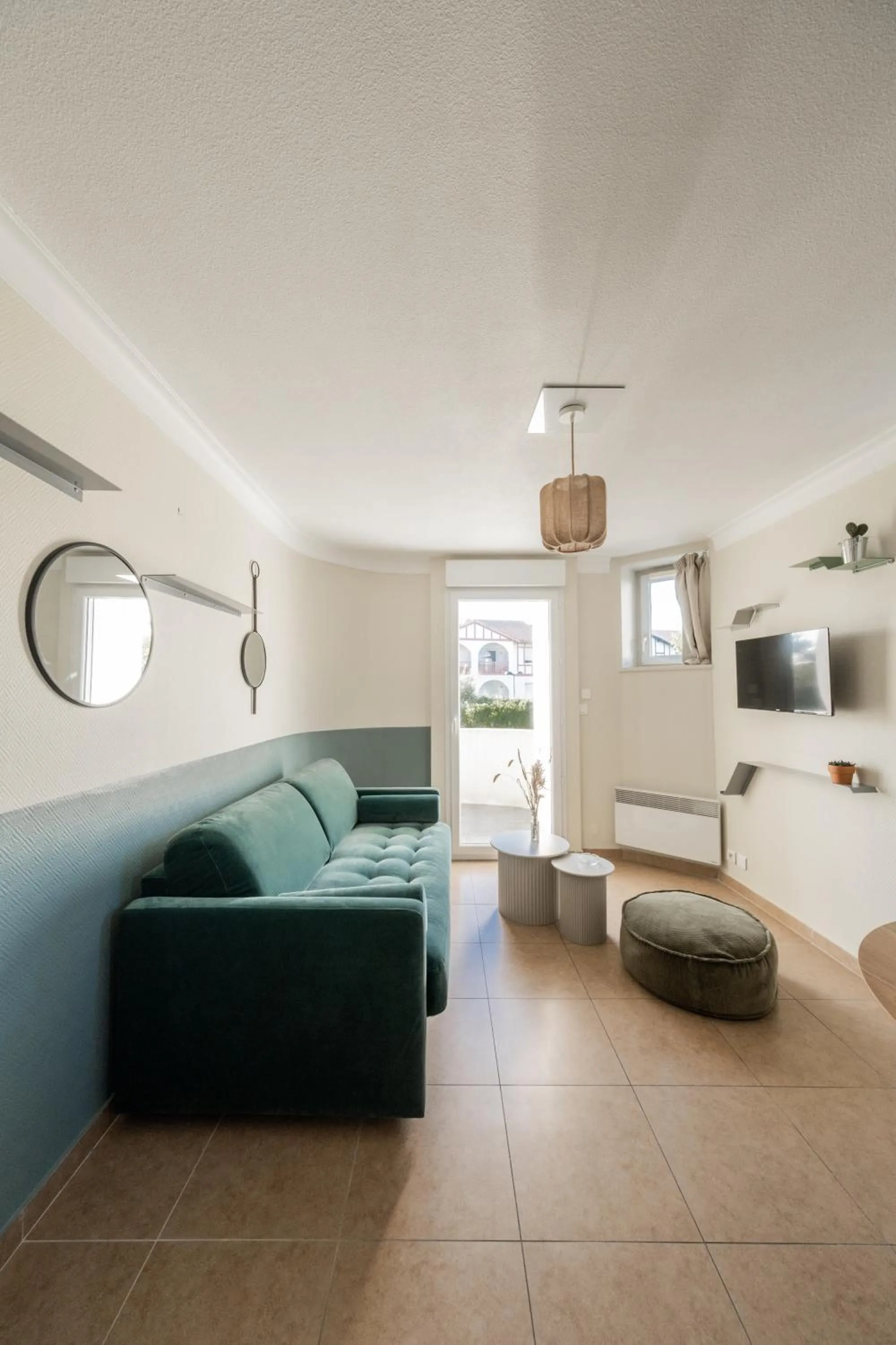 TV and multimedia in Résidence Château d'Acotz - Appartements avec piscine à 300m des Plages & Océan