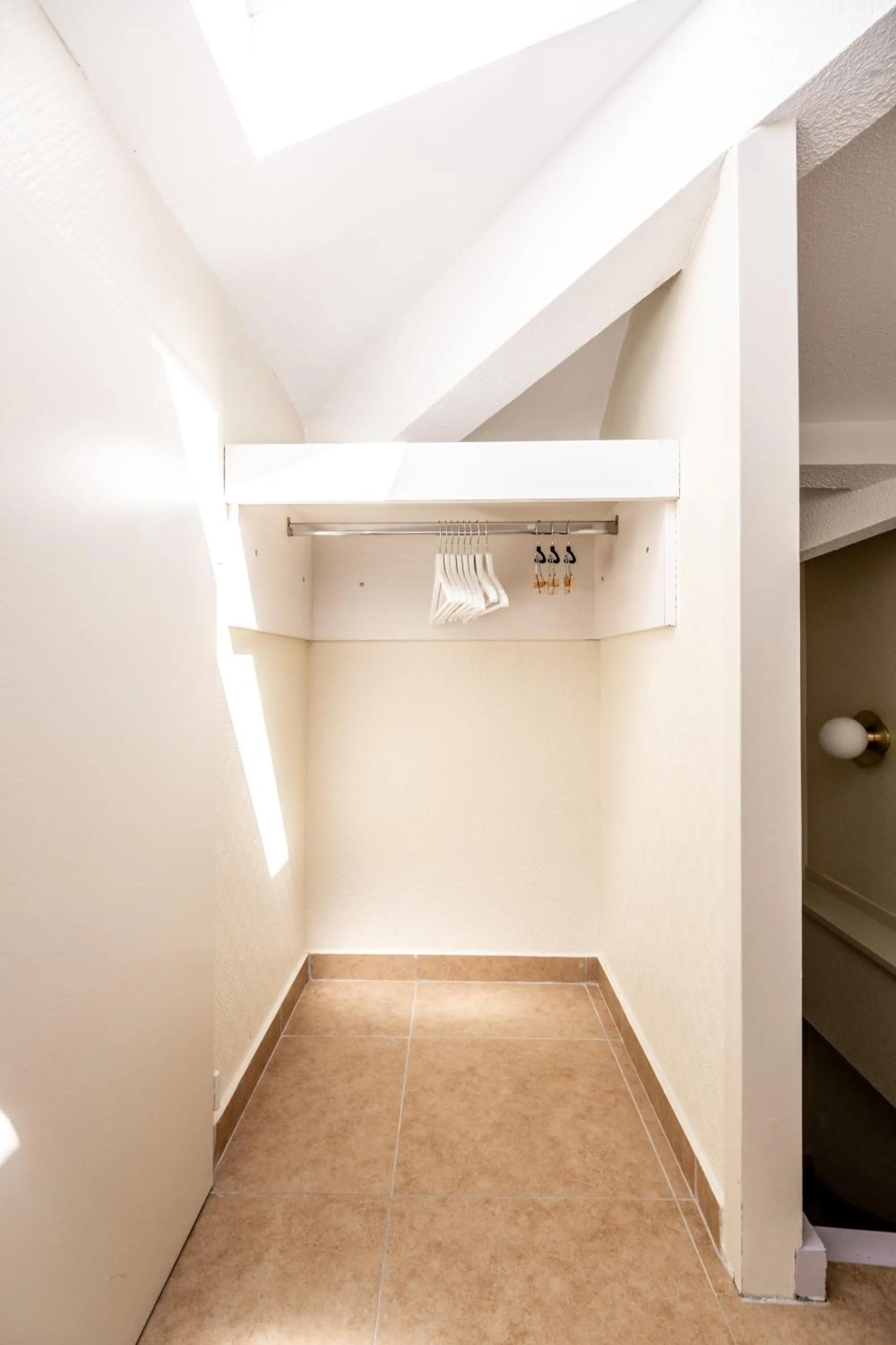 wardrobe in Résidence Château d'Acotz - Appartements avec piscine à 300m des Plages & Océan