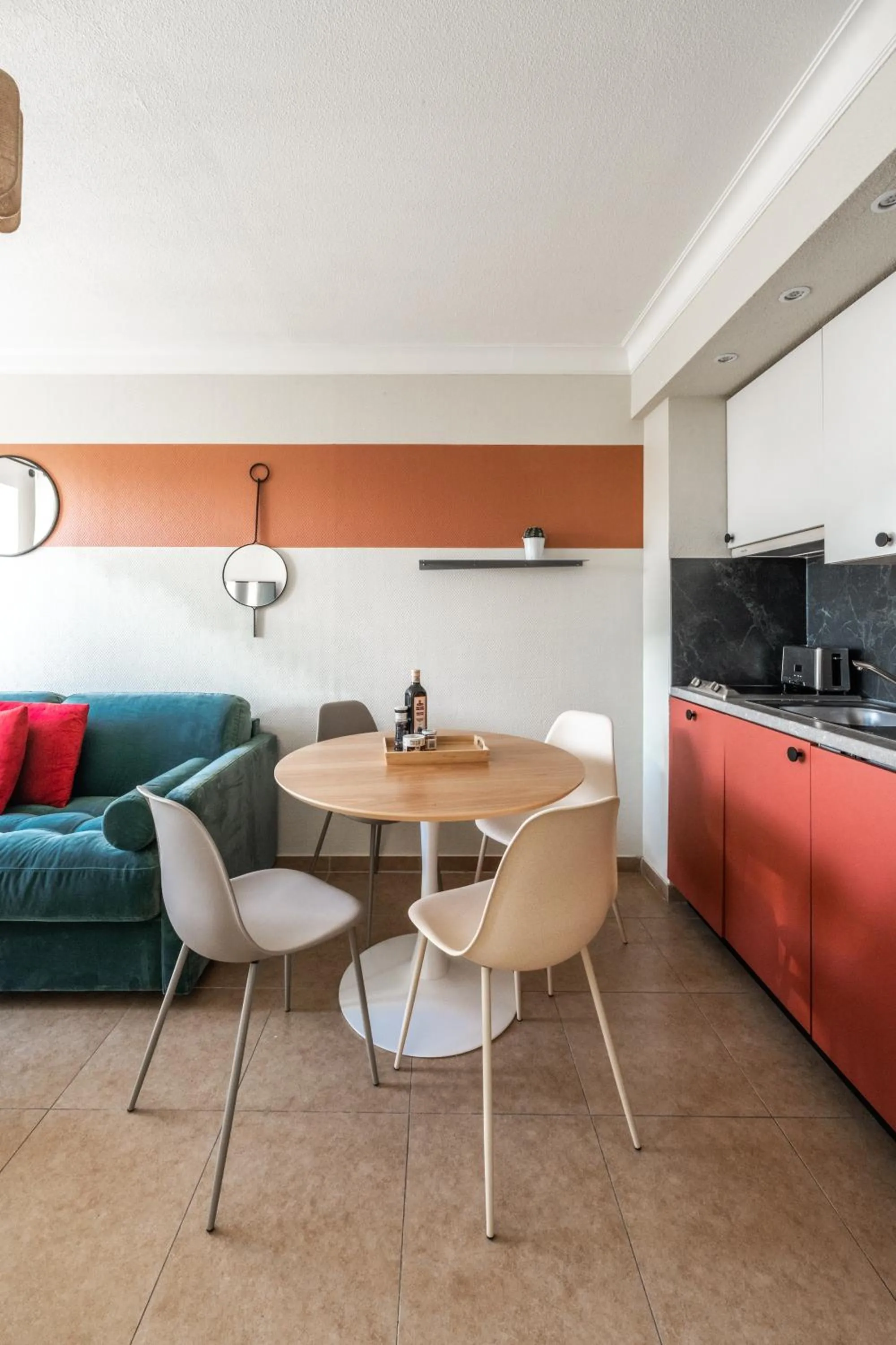 Kitchen or kitchenette in Résidence Château d'Acotz - Appartements avec piscine à 300m des Plages & Océan