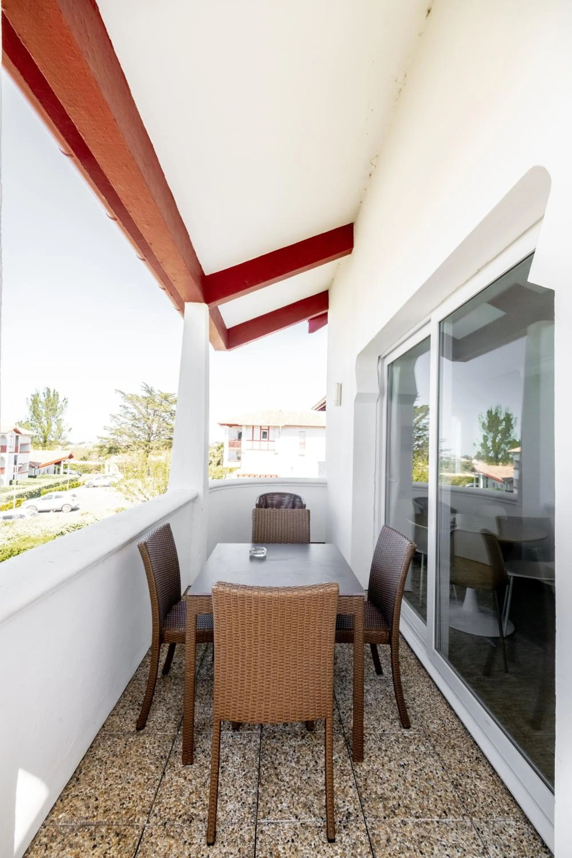 Balcony/Terrace in Résidence Château d'Acotz - Appartements avec piscine à 300m des Plages & Océan