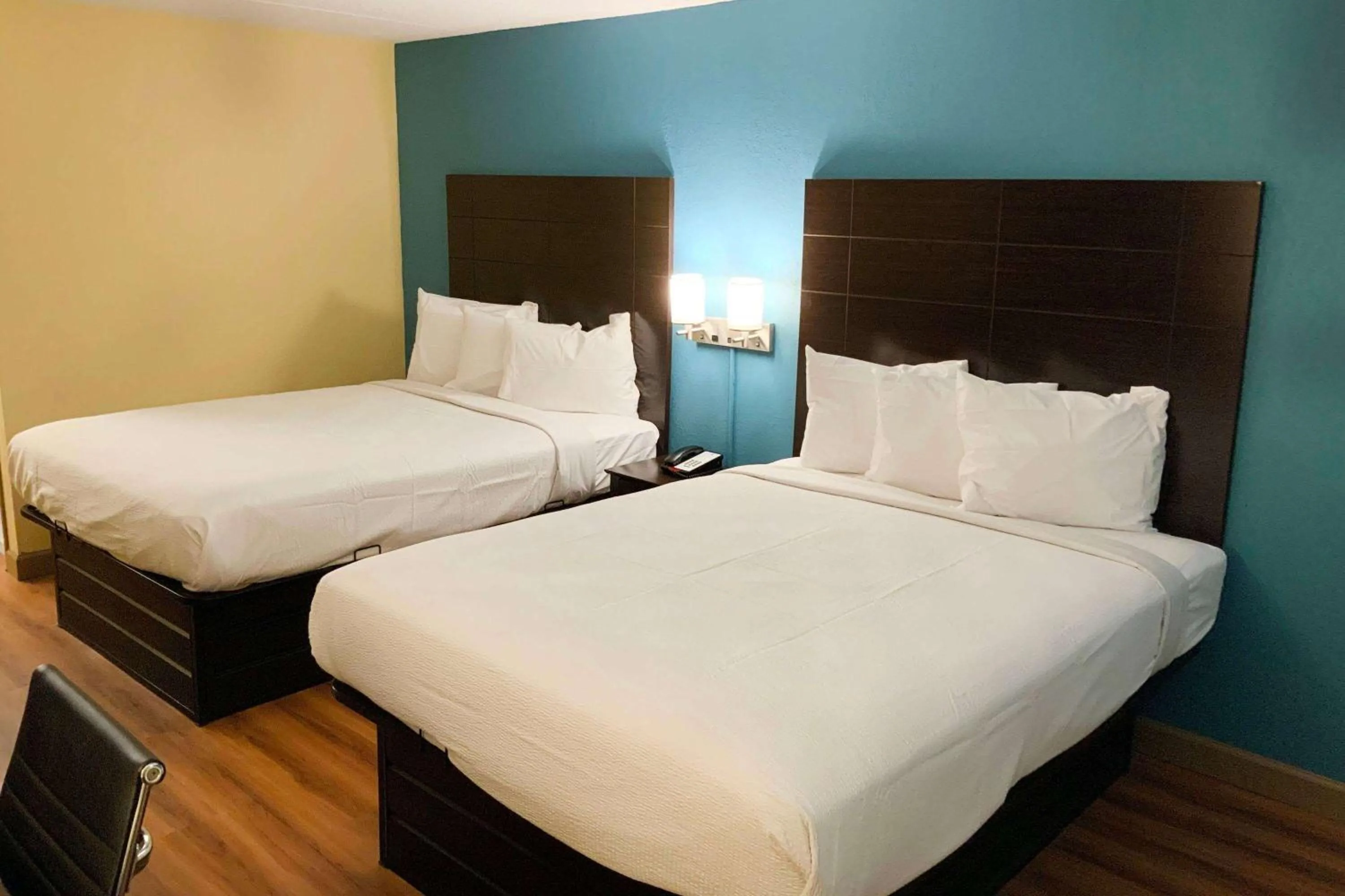 Photo of the whole room, Bed in Town & Country Inn