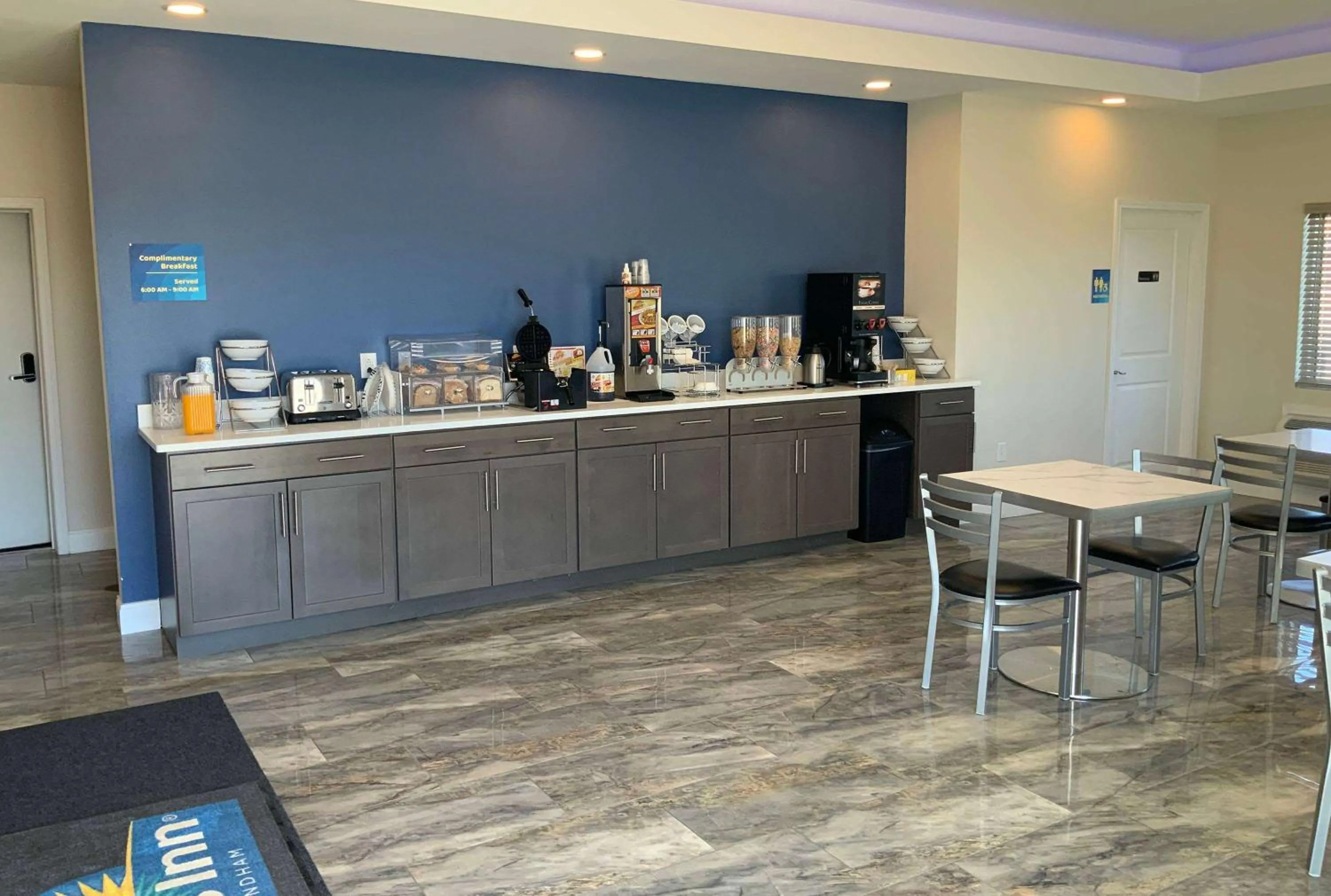 Breakfast in Town & Country Inn