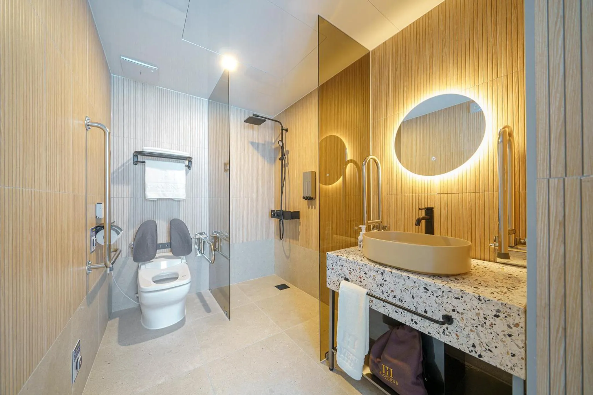 Shower in H-Avenue Hotel Geomdan New Town