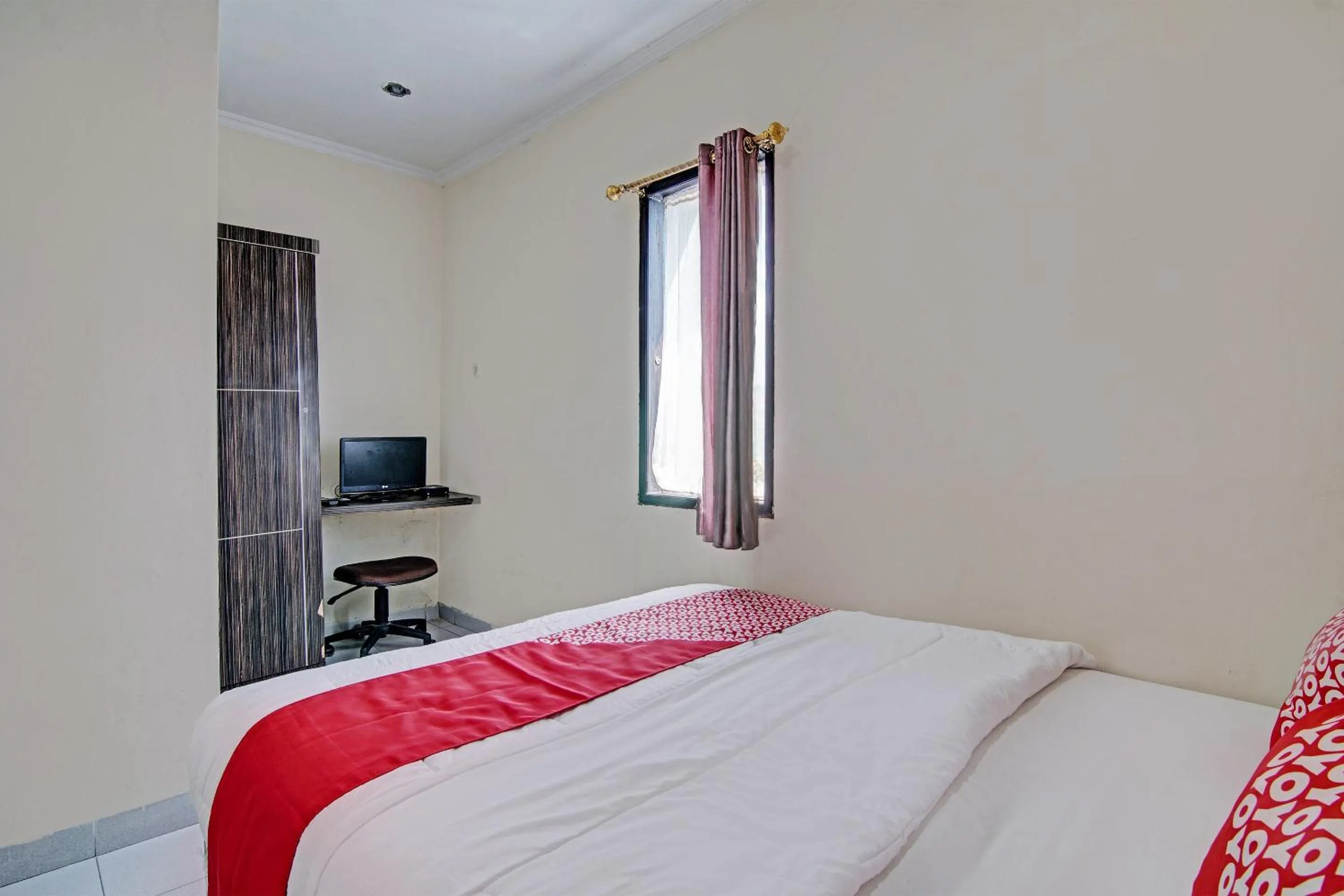 Bedroom, Bed in Hotel O Rosela House Syariah
