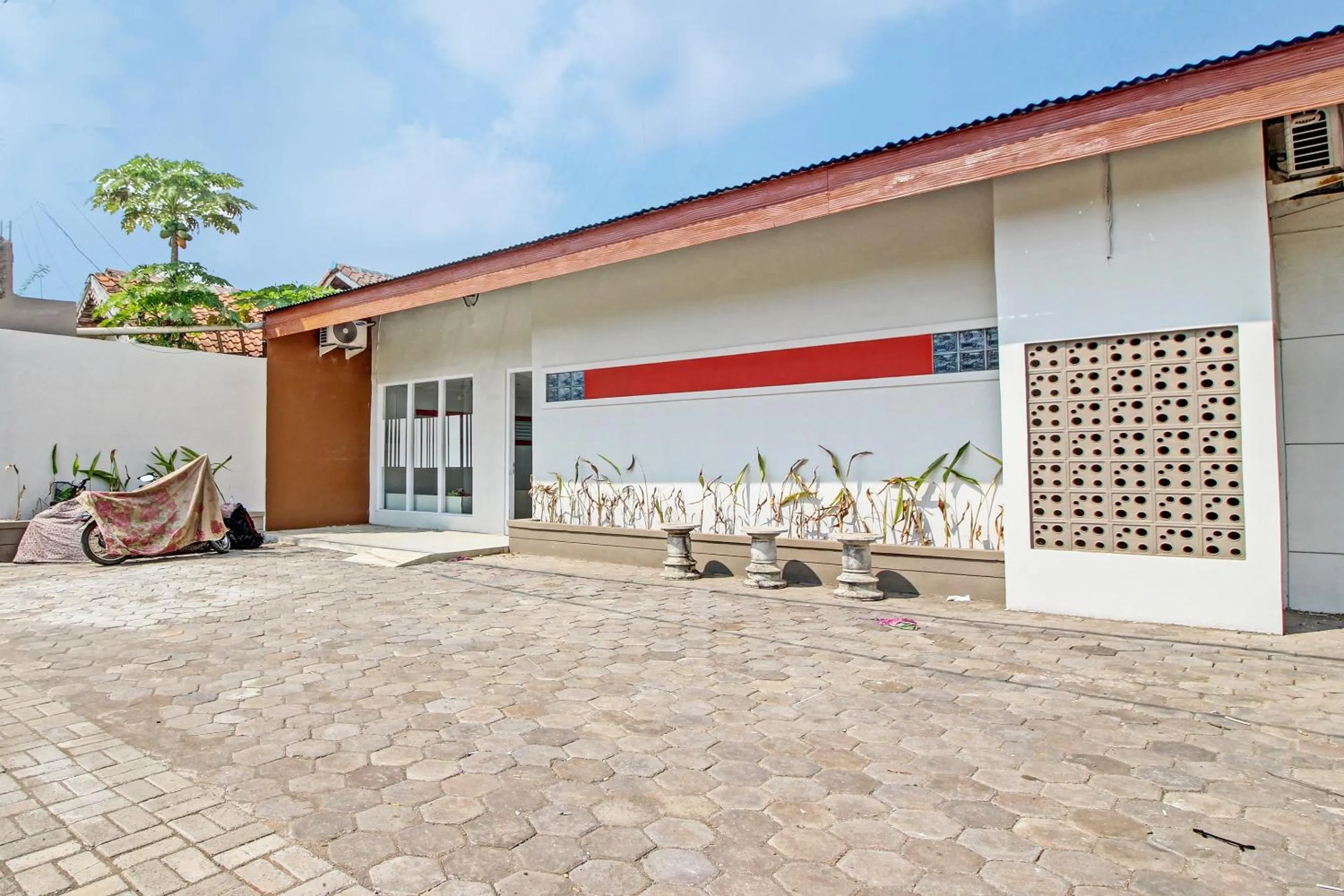 Facade/entrance in Hotel O Pacar Guesthouse