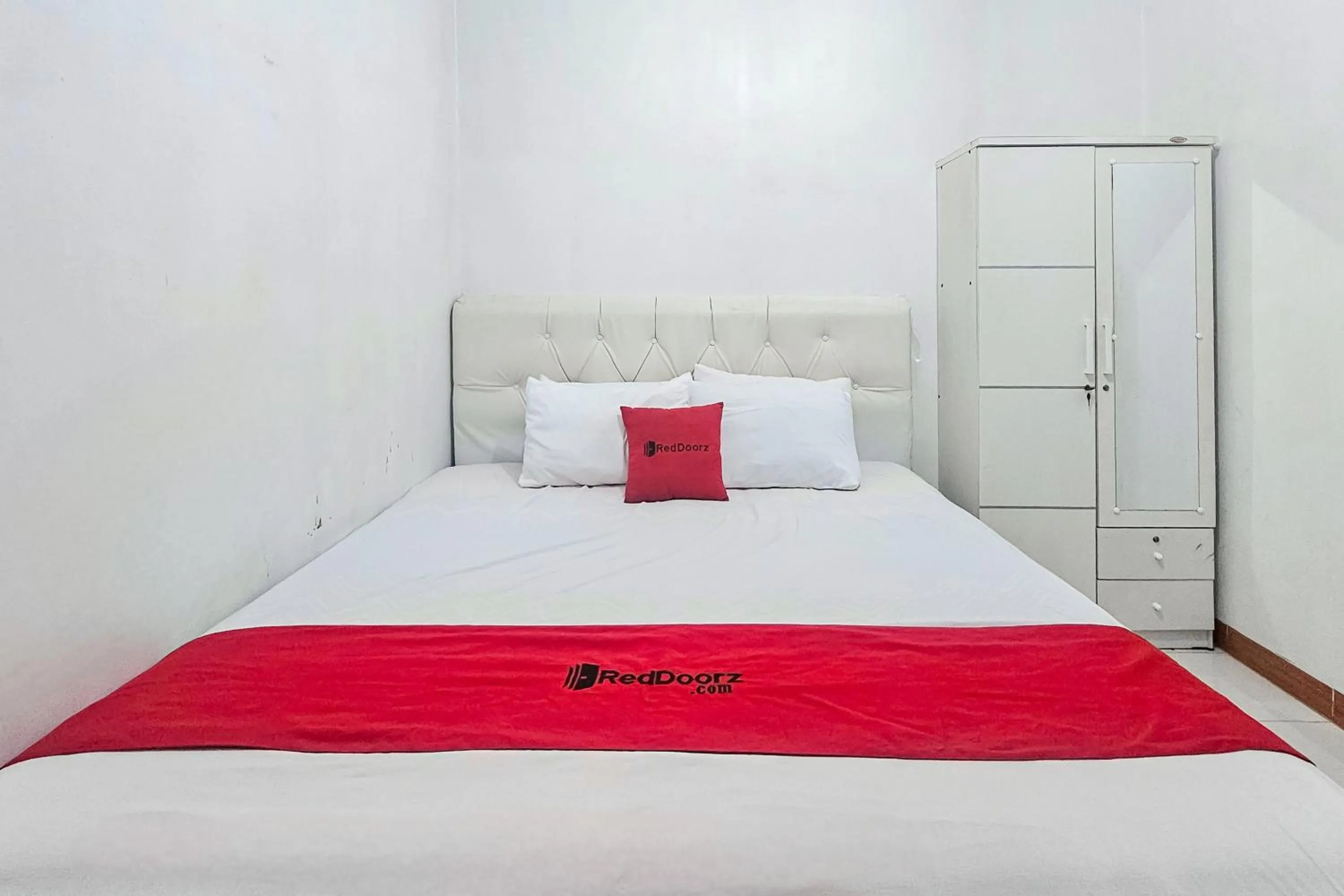 Bedroom, Bed in RedDoorz Syariah near Sukabumi Station
