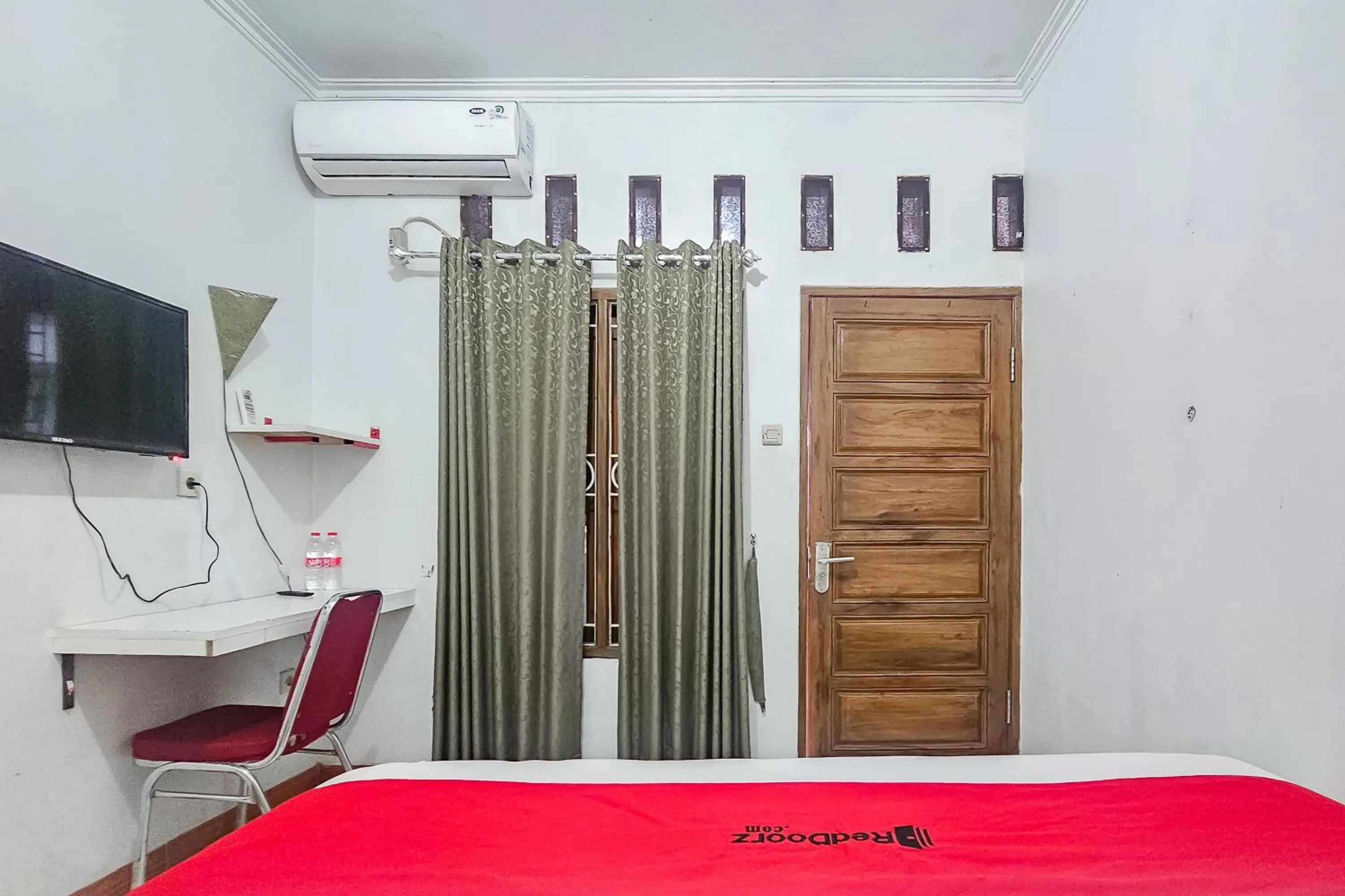 Bedroom, Bed in RedDoorz Syariah near Sukabumi Station