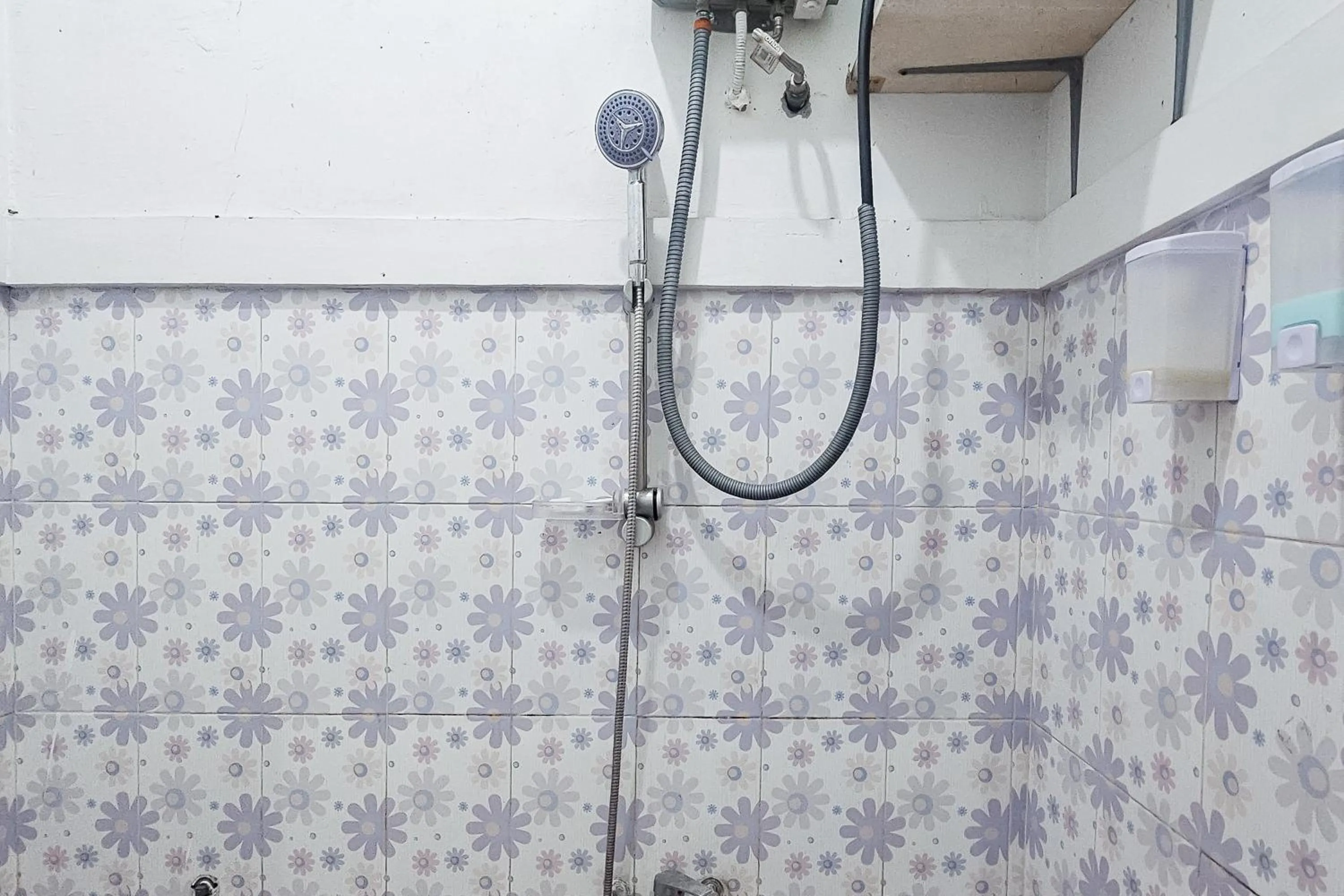 Bathroom in RedDoorz Syariah near Sukabumi Station