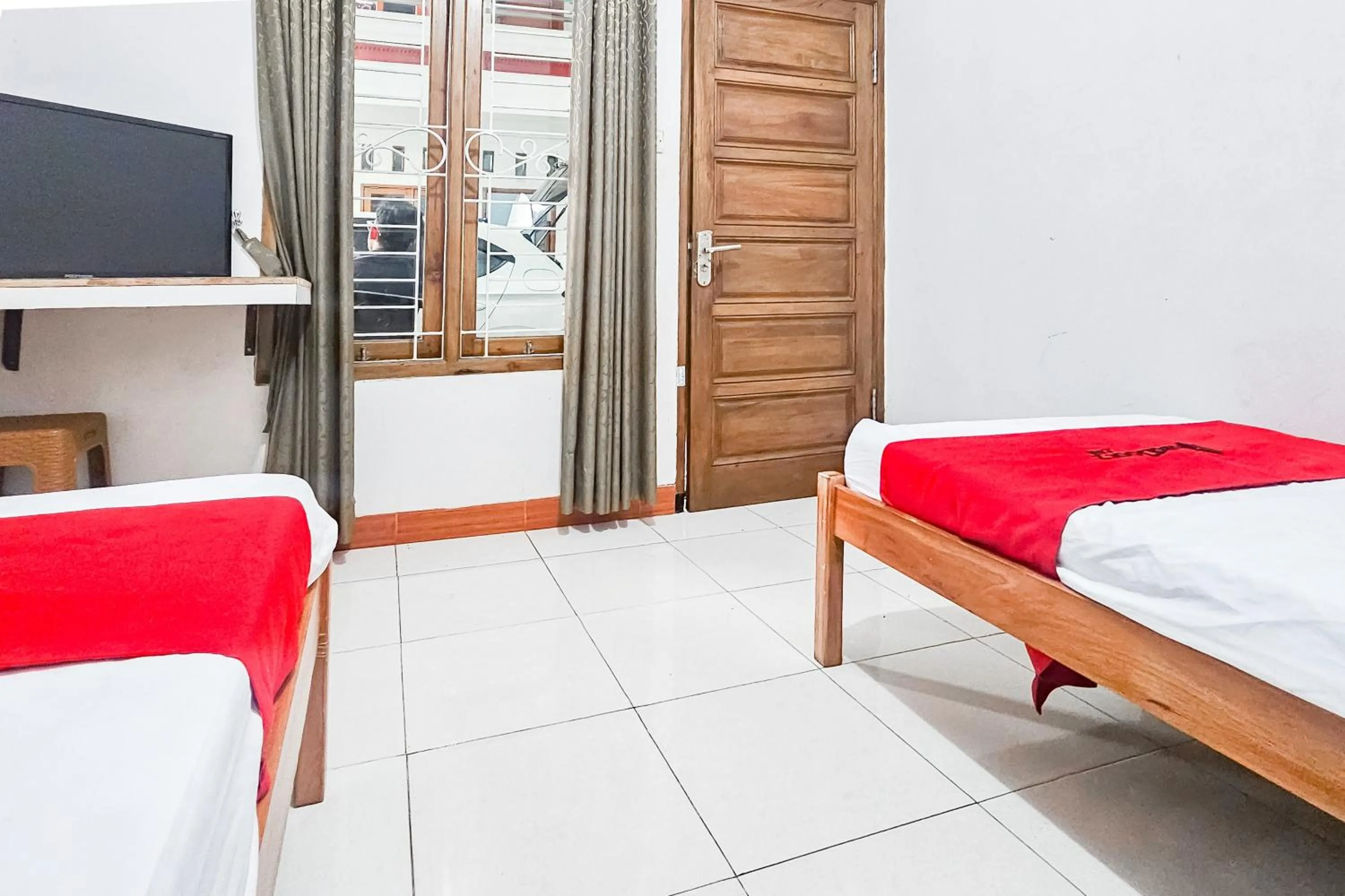 Bedroom, Bed in RedDoorz Syariah near Sukabumi Station