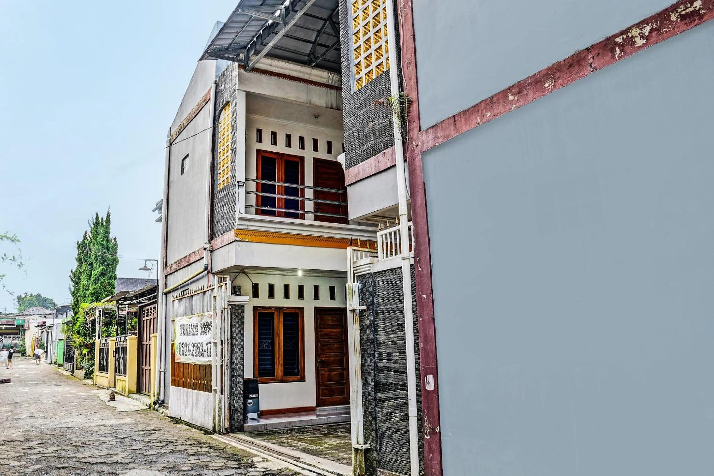 Facade/entrance in Hotel O Penginapan Hj Lilis Syariah
