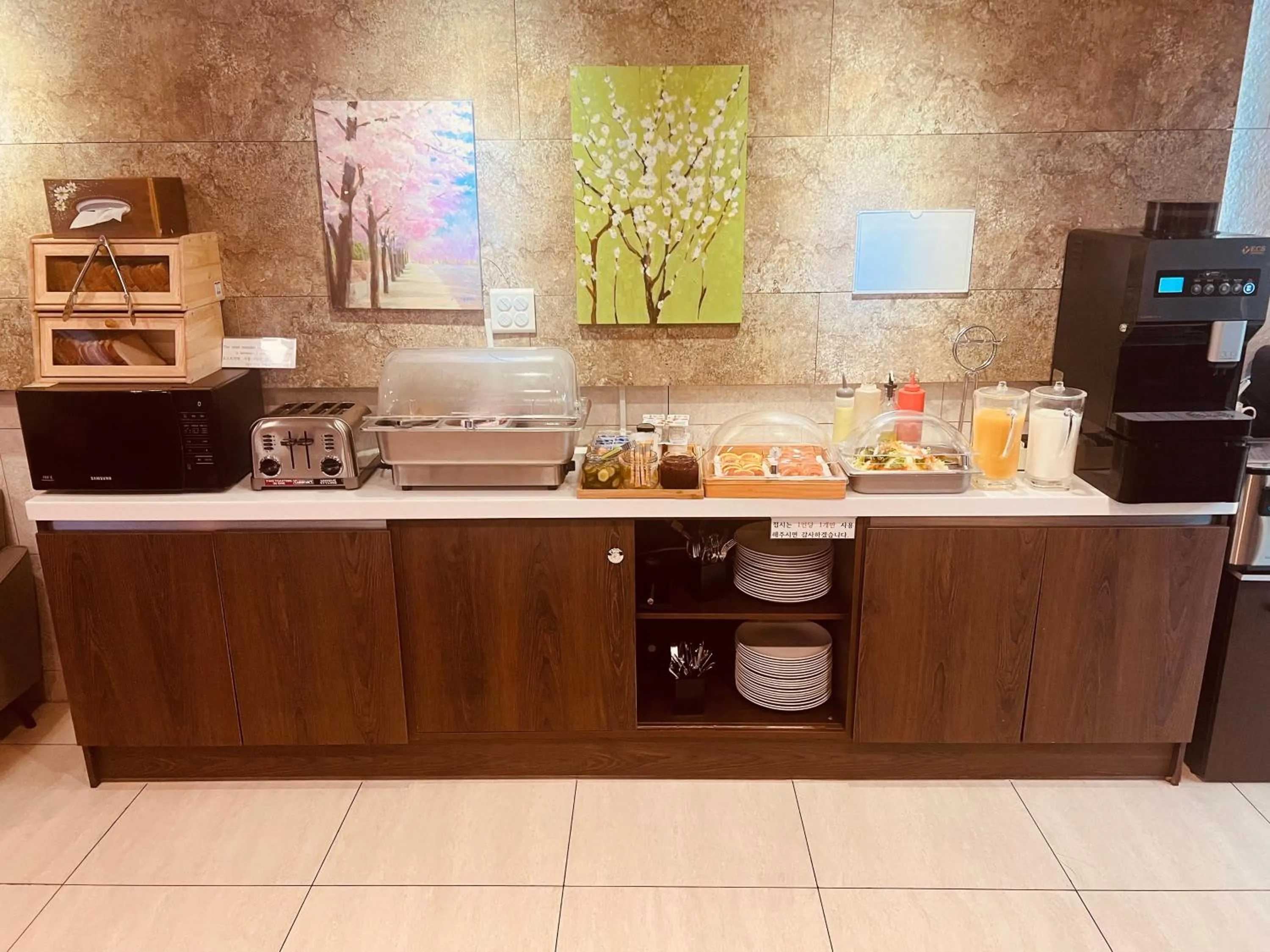 Breakfast in Sugar Hotel