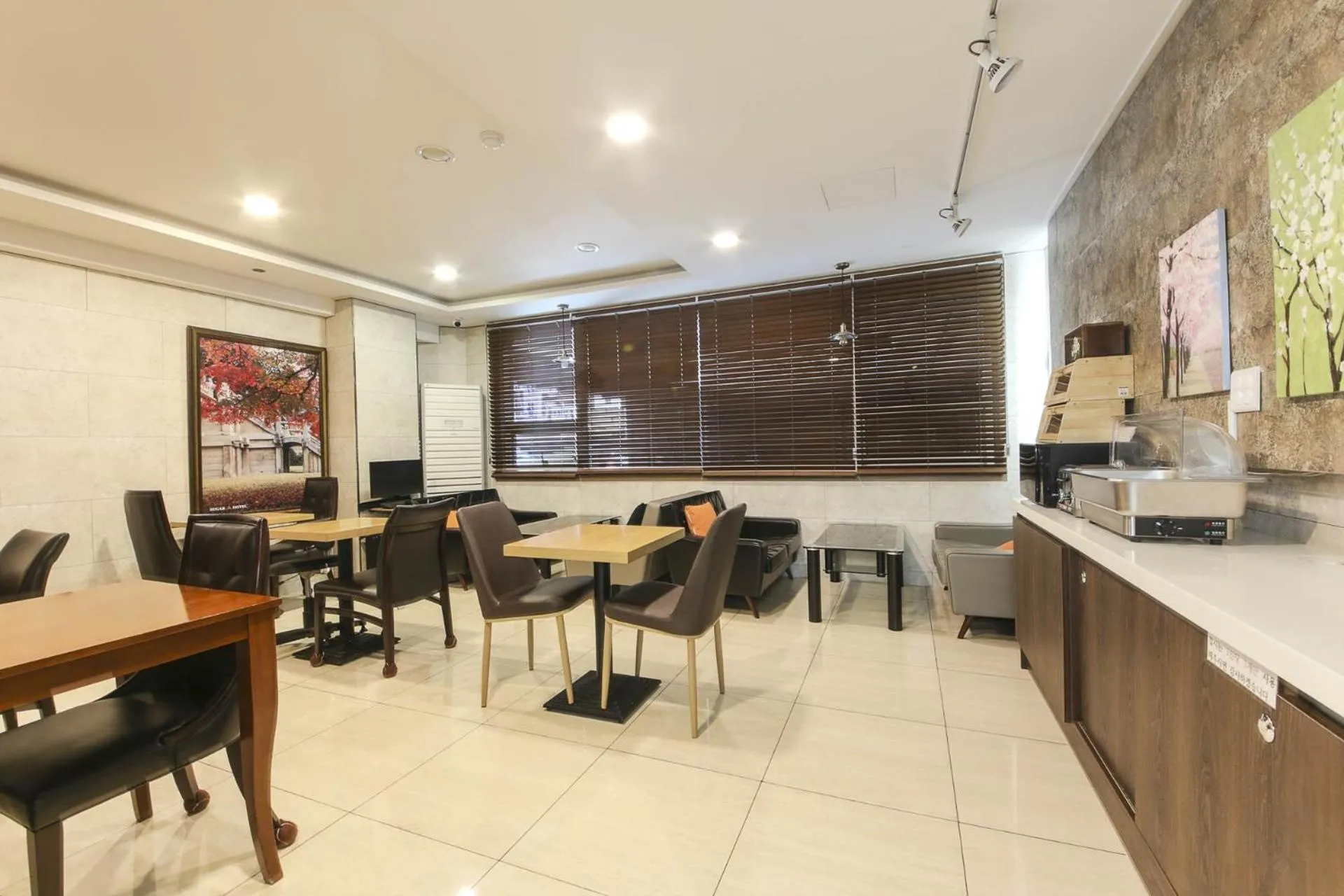 Dining area in Sugar Hotel