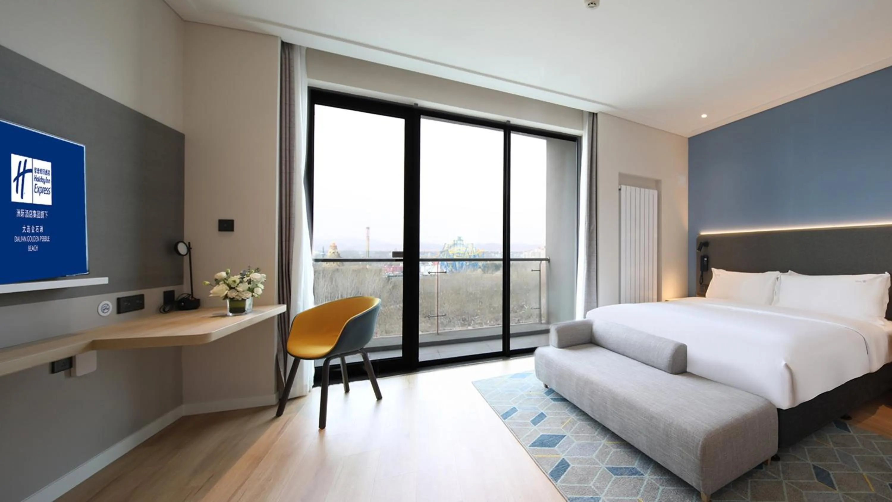 Photo of the whole room, Bed in Holiday Inn Express Dalian Golden Pebble Beach by IHG