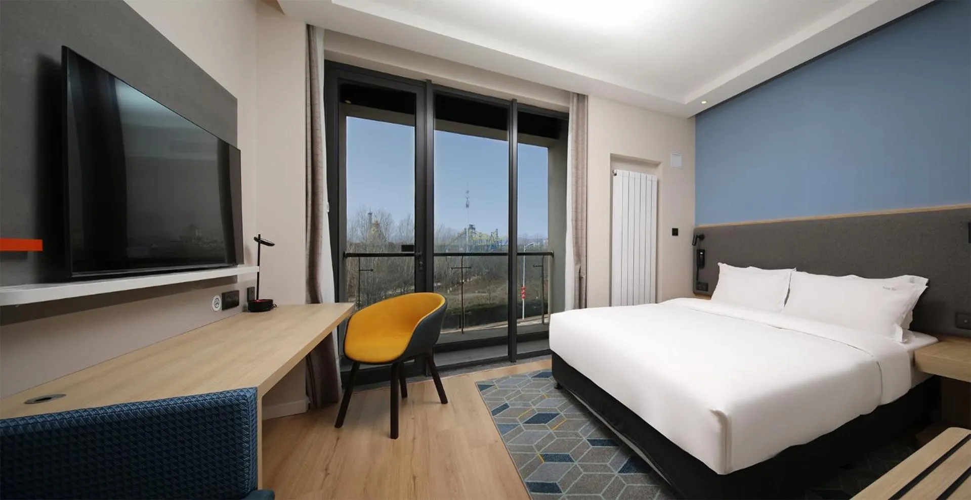 Photo of the whole room, Bed in Holiday Inn Express Dalian Golden Pebble Beach by IHG