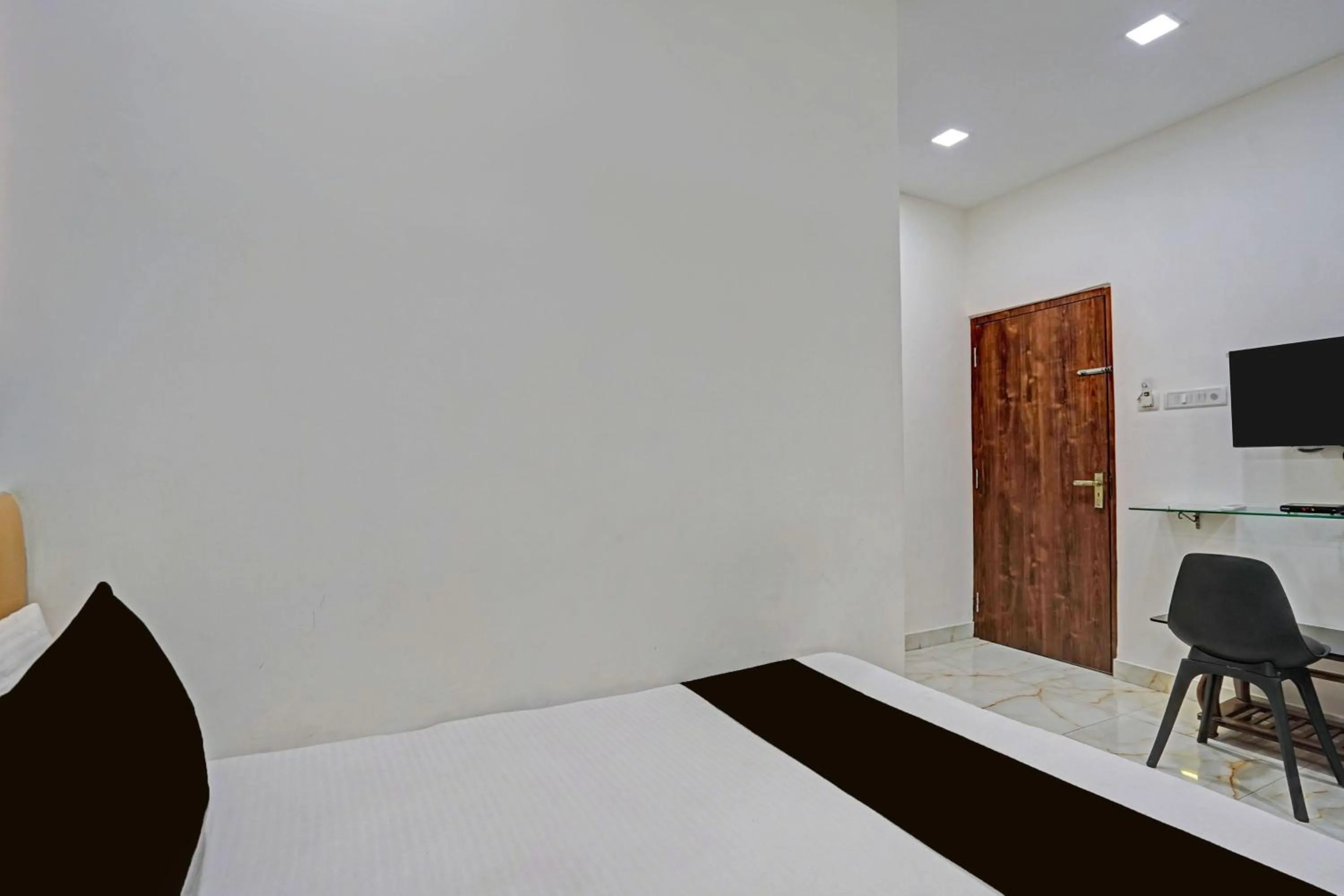 Bedroom in Collection O Dalhousie Square Kolkata Formerly G.N Palace