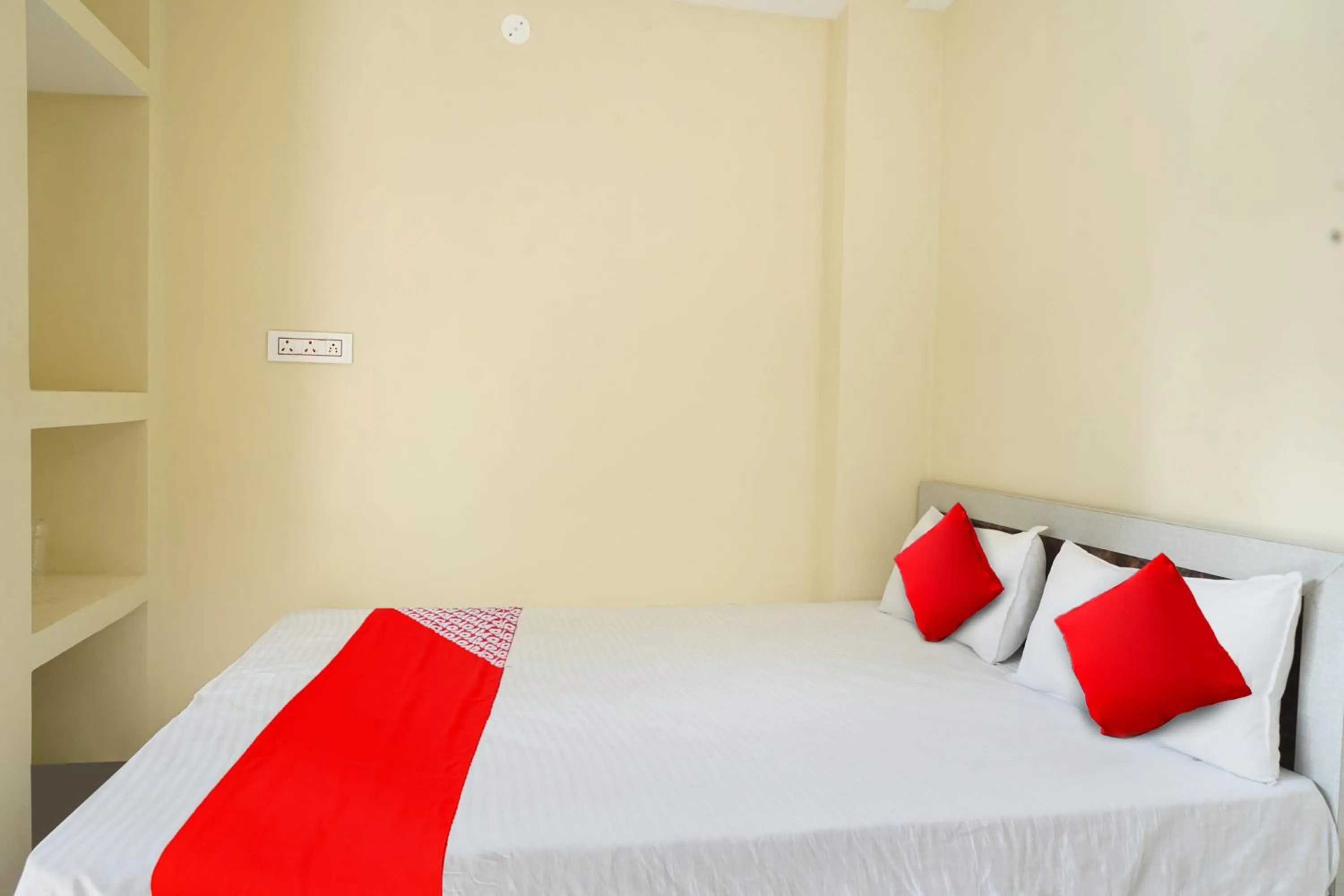 Bedroom, Bed in Hotel O Kashyap Inn