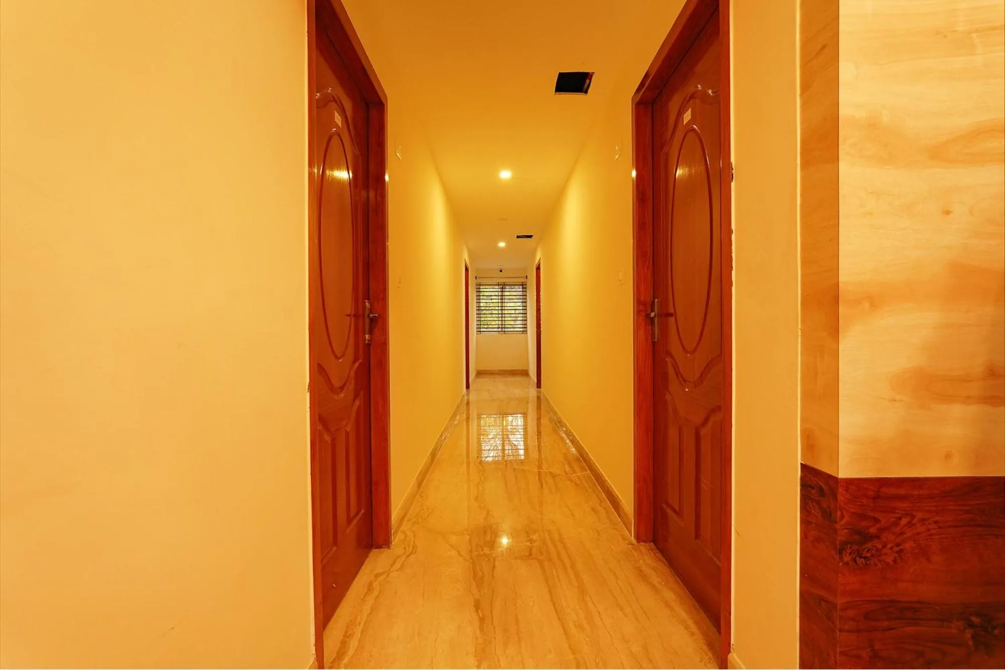 Lobby or reception in FabHotel Shakthi Suites - Nr Jayadeva Hospital