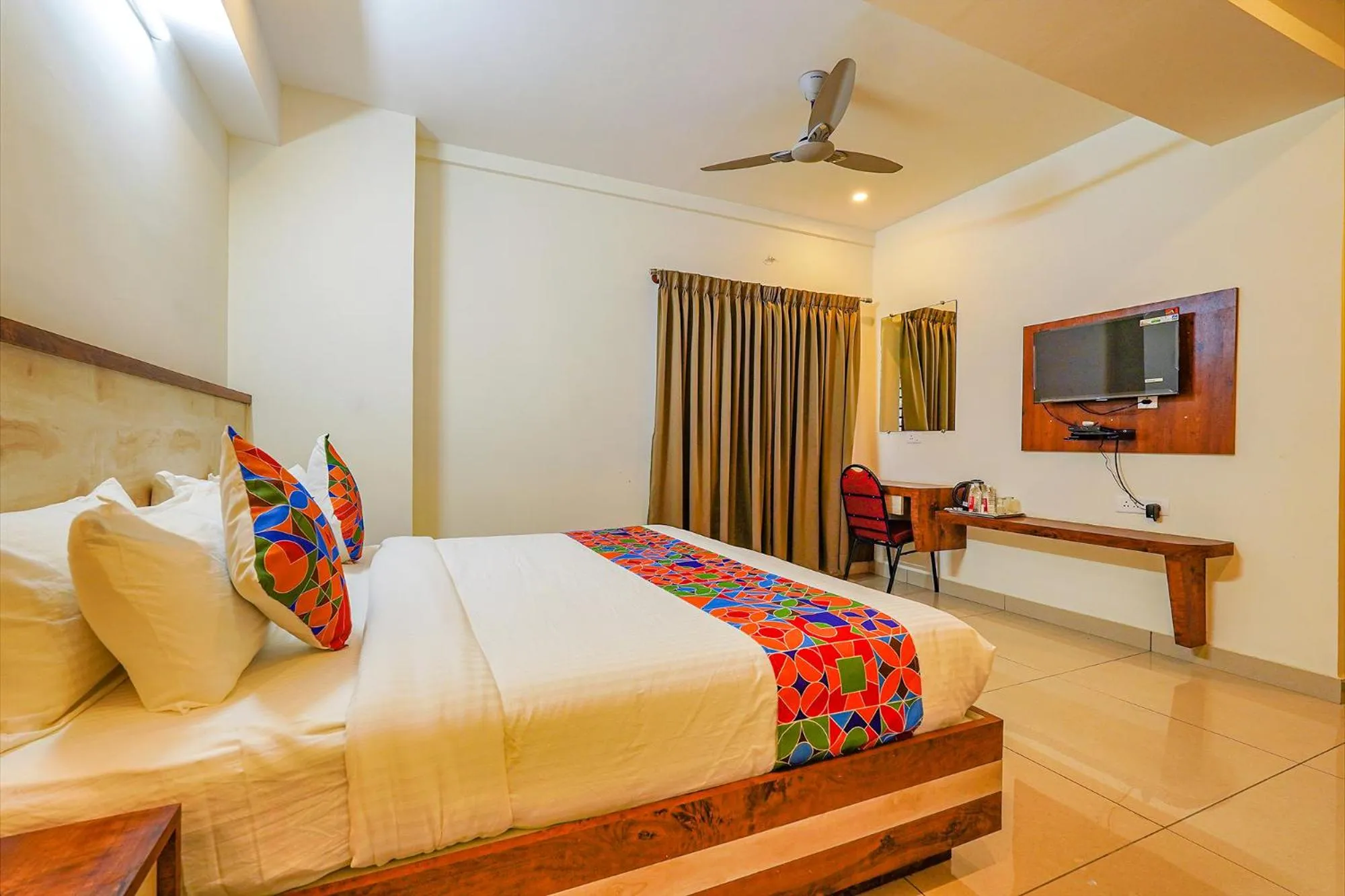Communal lounge/ TV room, Bed in FabHotel Shakthi Suites - Nr Jayadeva Hospital