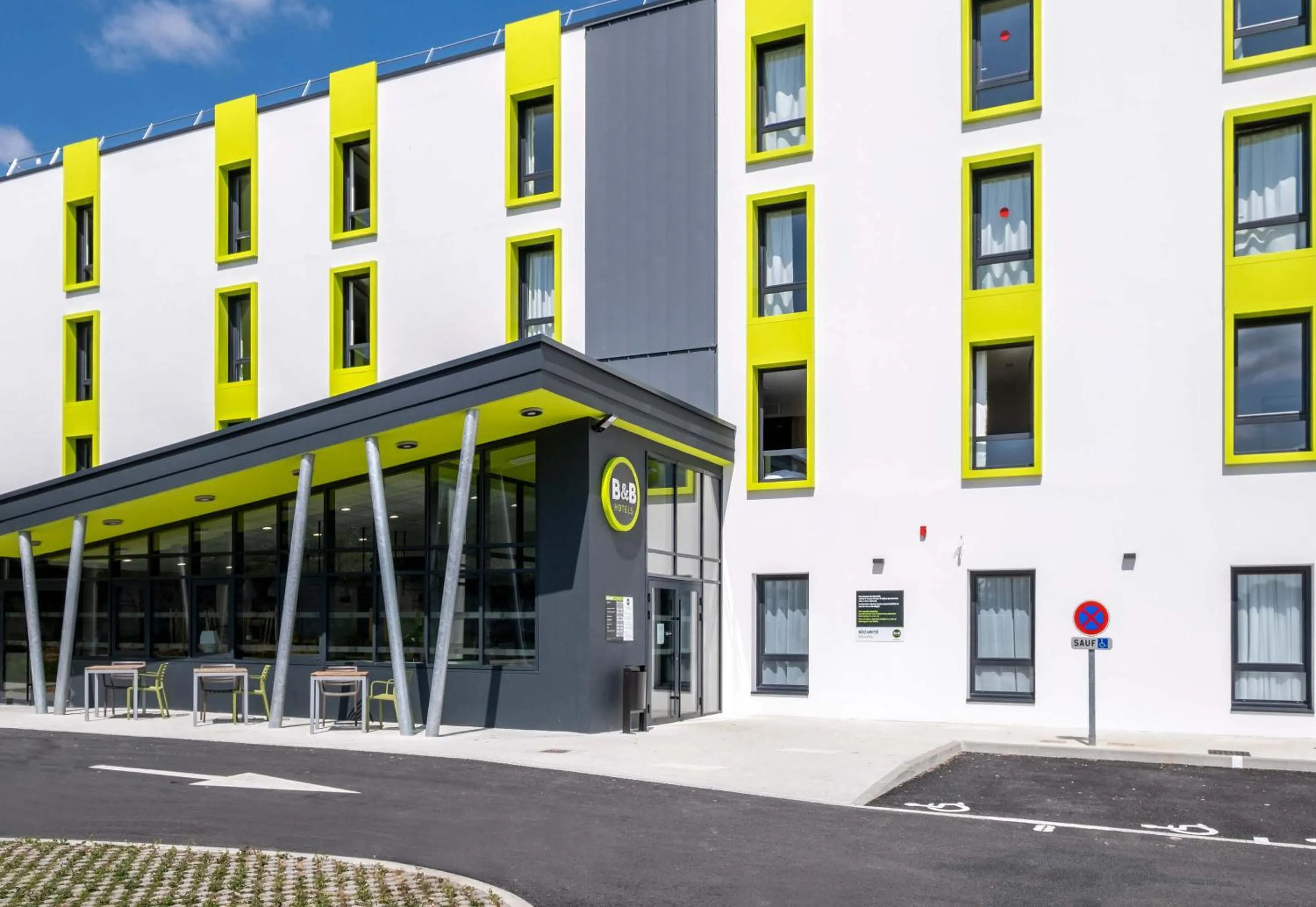 Property building in B&B HOTEL Saintes