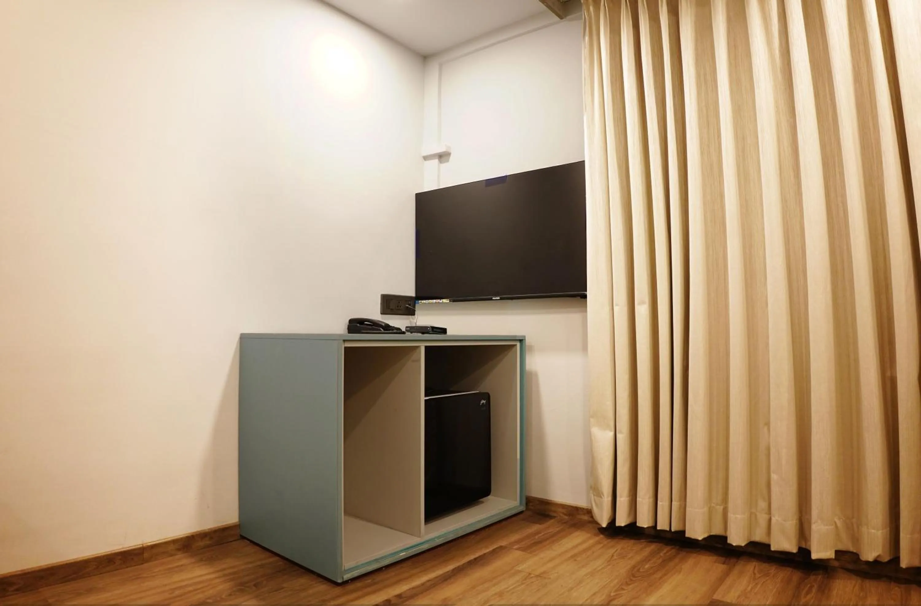 Communal lounge/ TV room in Dream Hotel - Richmond