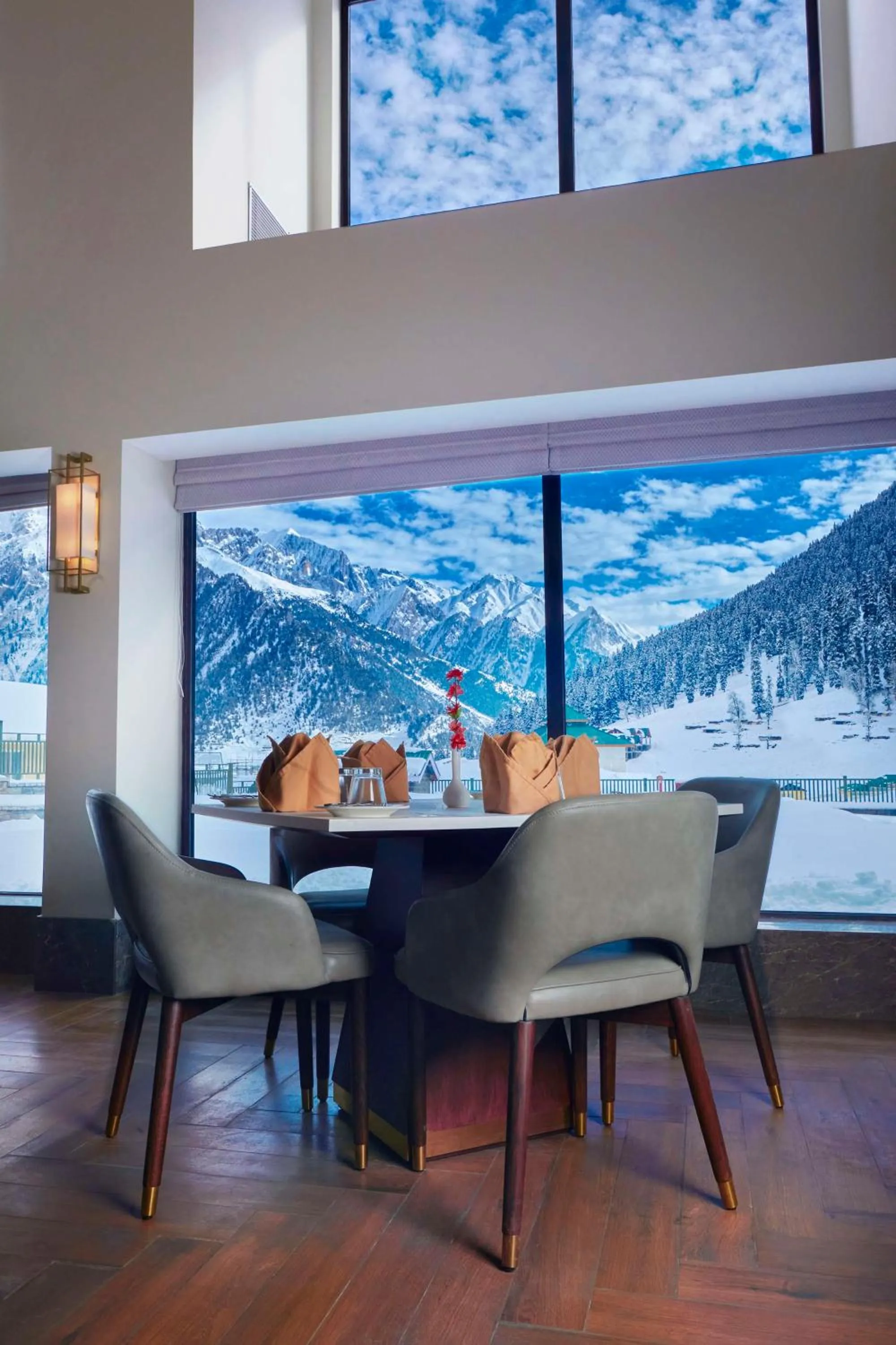 Restaurant/places to eat in Radisson Hotel Sonamarg