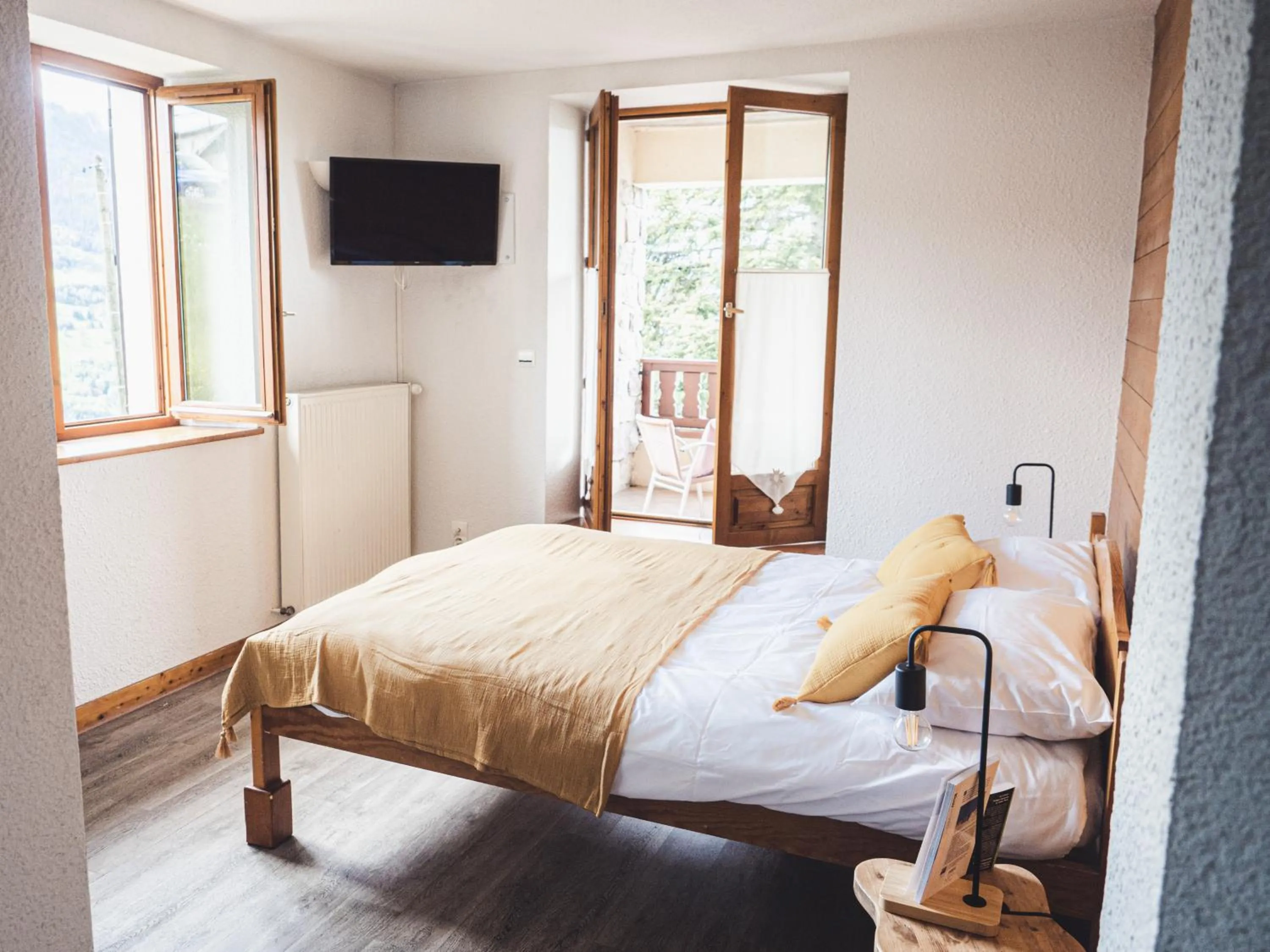 Bedroom, Bed in Auberge Le Valezan